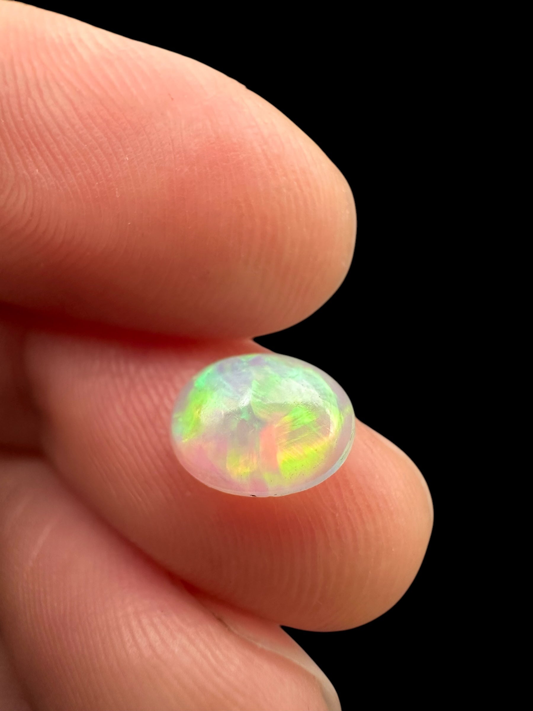 Precious opal cabochon 0,6ct – Welo, Ethiopia