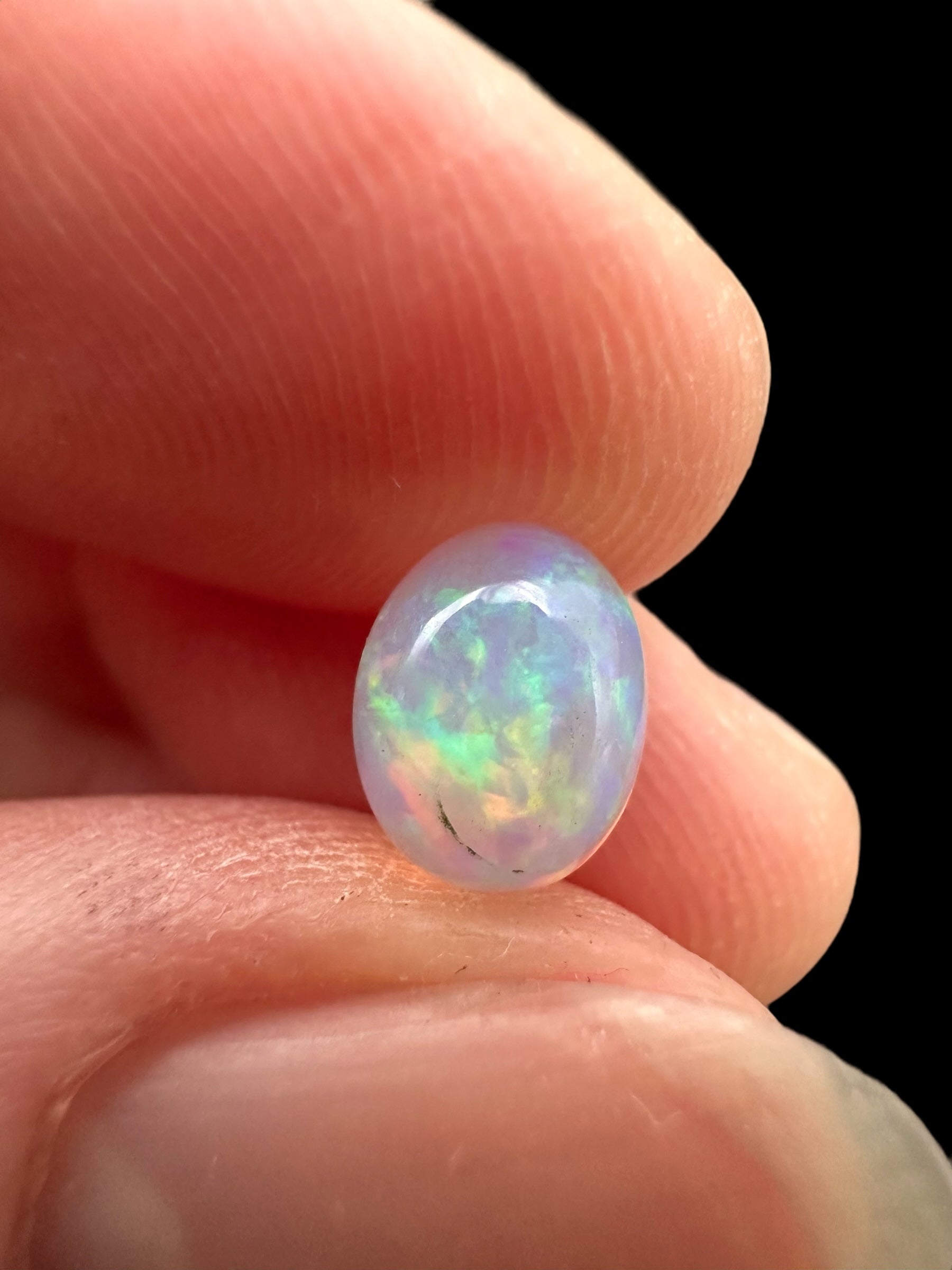 Precious opal cabochon 0,9ct – Welo, Ethiopia