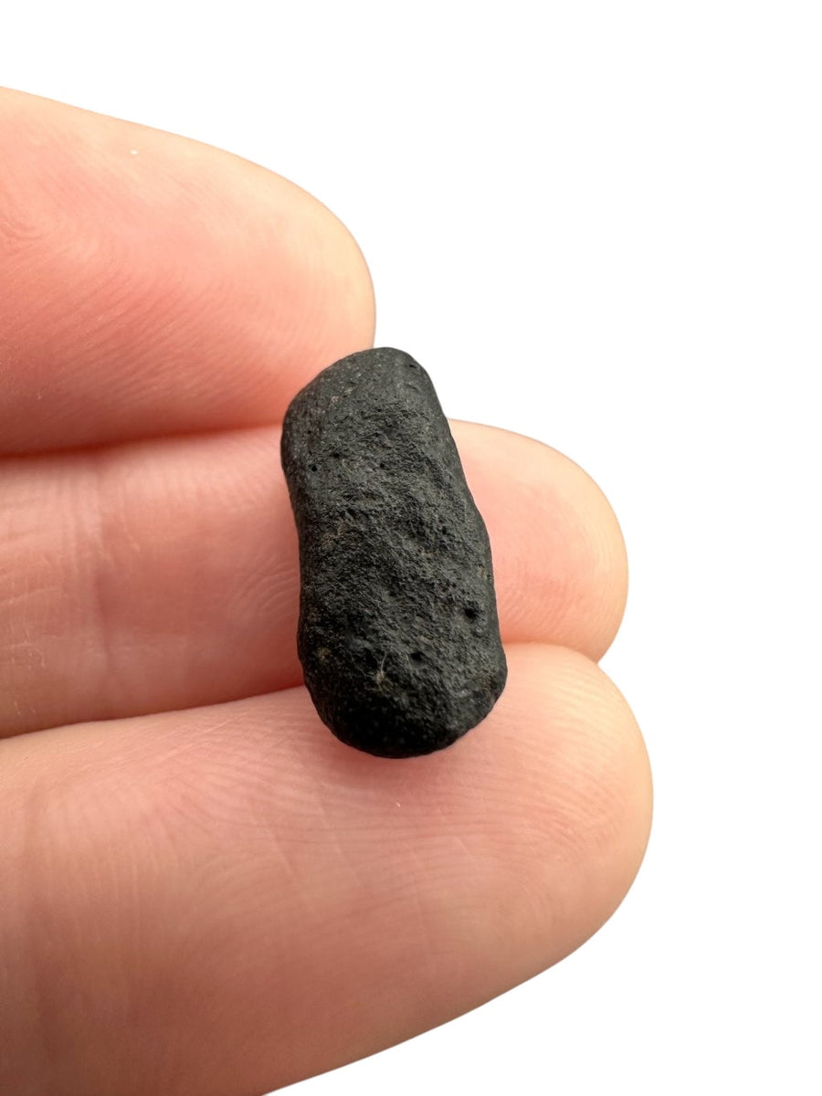 Atacamaite grezza nera allungata con superficie porosa e piccoli vacuoli