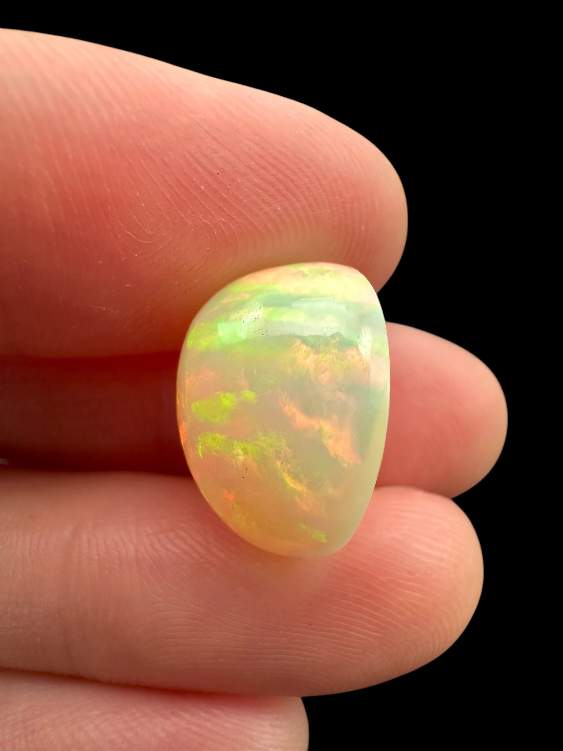 Precious opal cabochon 8ct – Welo, Ethiopia - OPK061