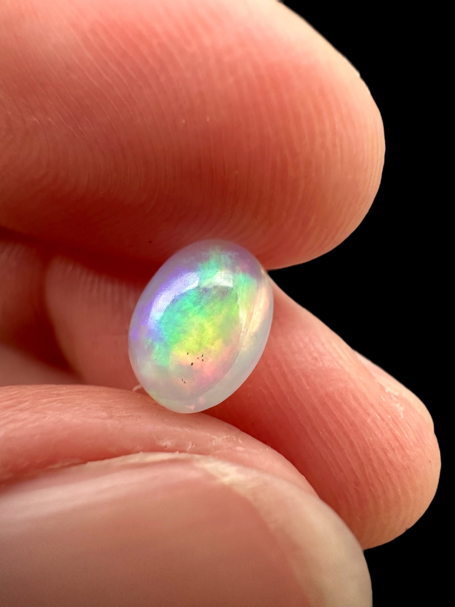 Precious opal cabochon 0,8ct – Welo, Ethiopia