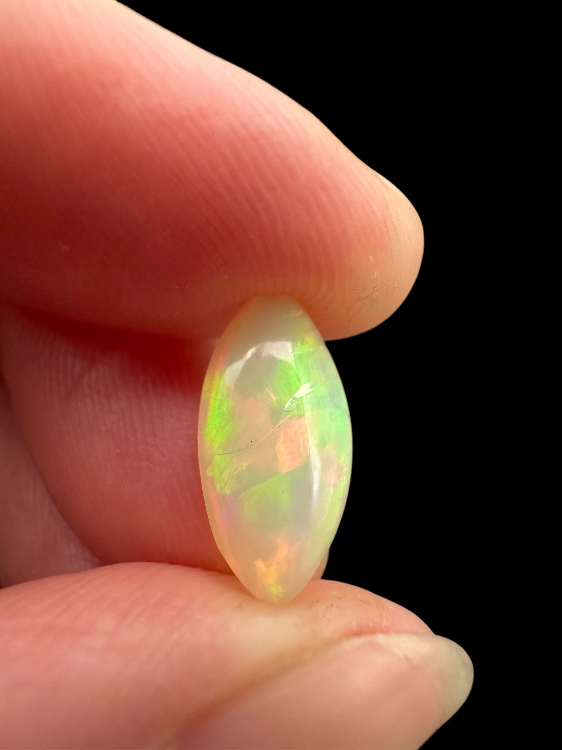 Precious opal cabochon 1,9ct – Welo, Ethiopia