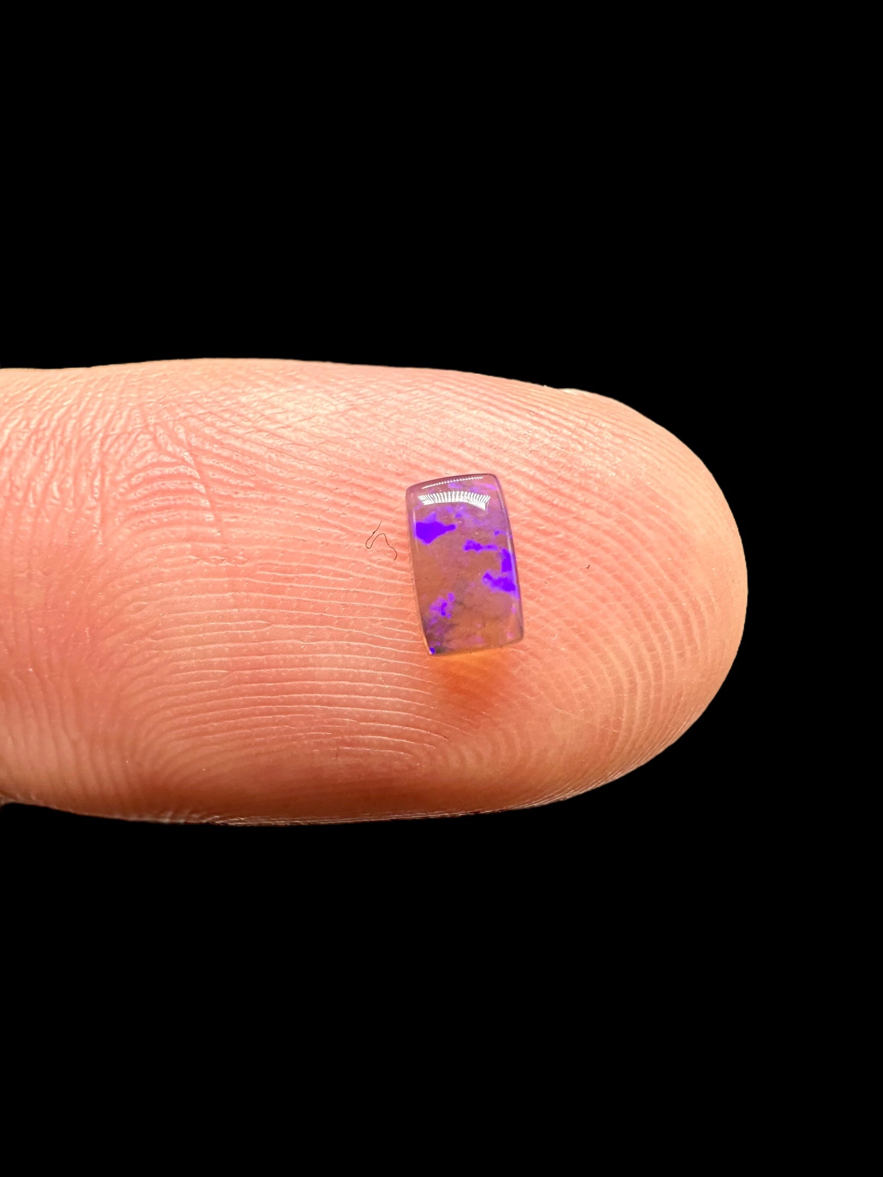 Australian black opal 0,3ct – Cabochon – Lightning Ridge, Australia