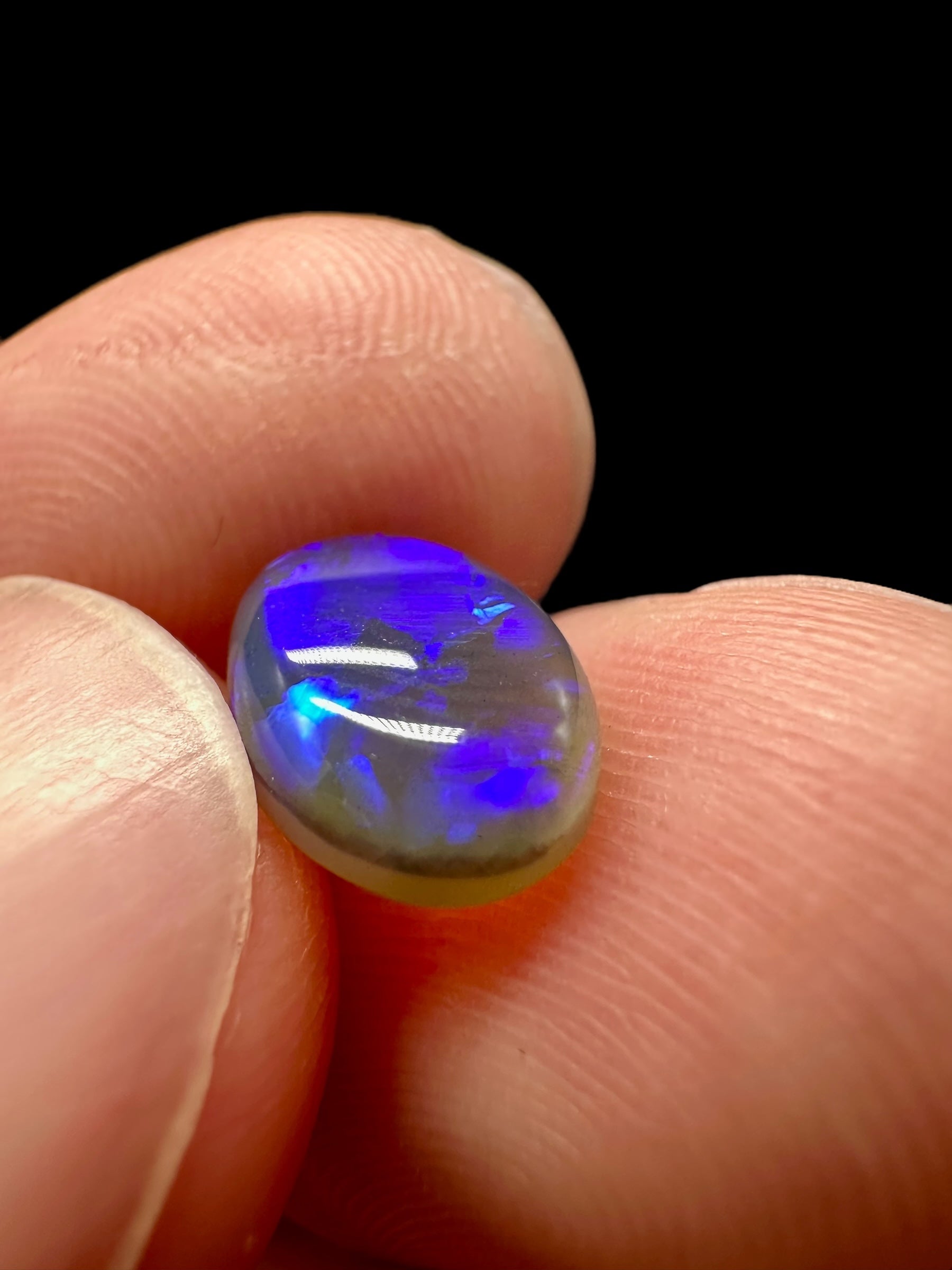 Australian black opal 1,85ct – Cabochon – Lightning Ridge, Australia - AO026