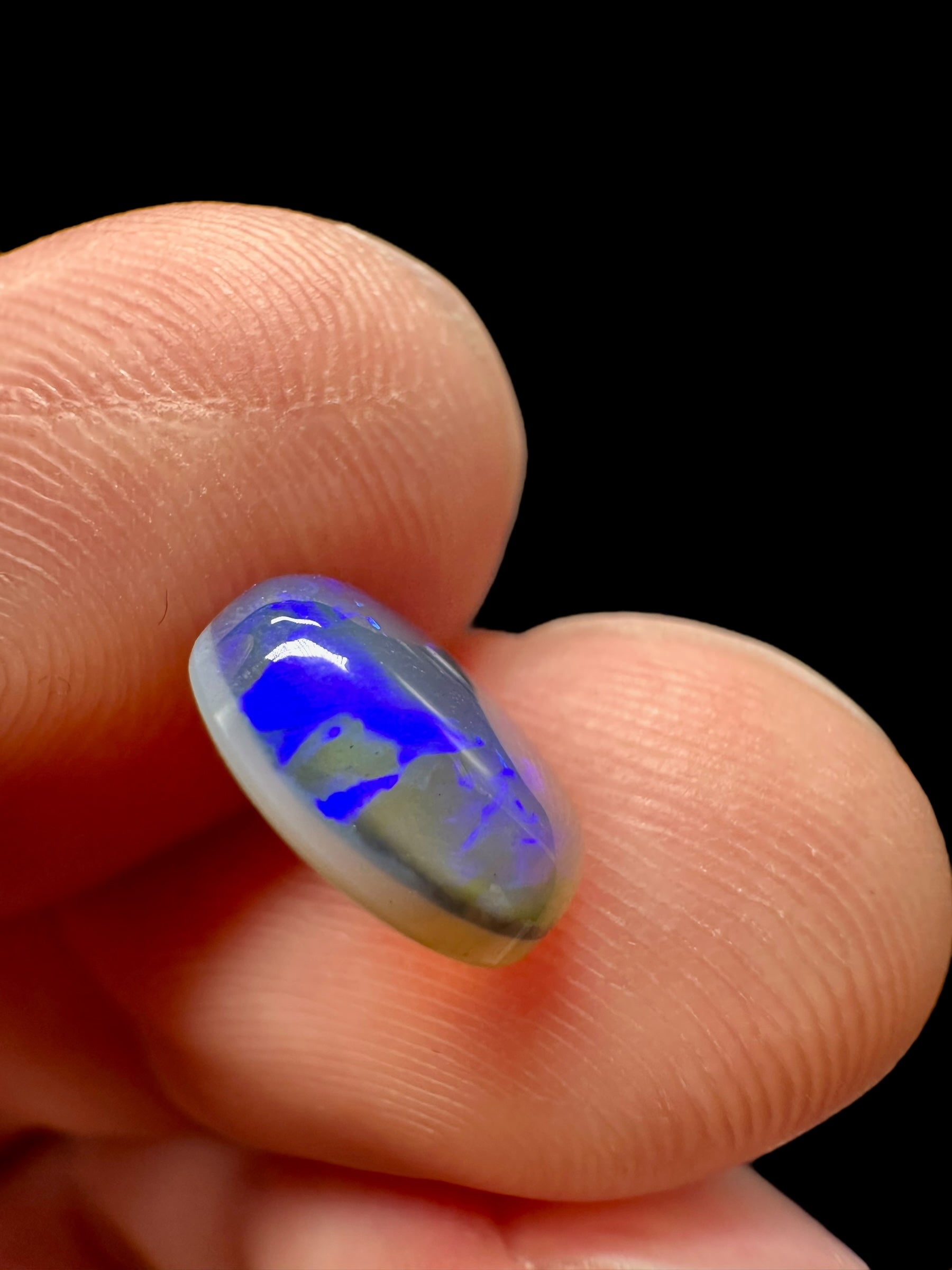 Australian black opal 1,85ct – Cabochon – Lightning Ridge, Australia - AO026