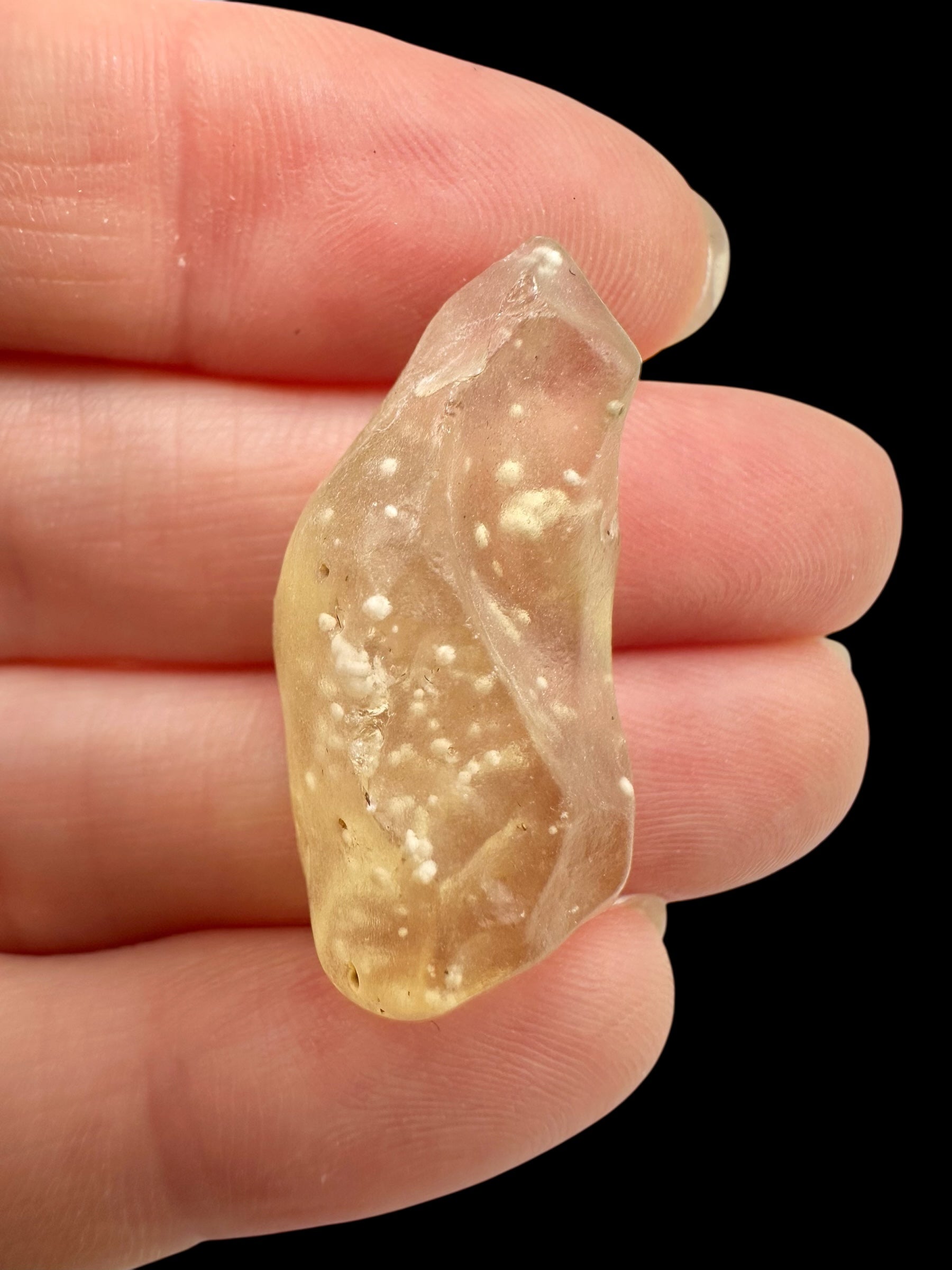 Libyan desert glass with grains of sand – 4,5g