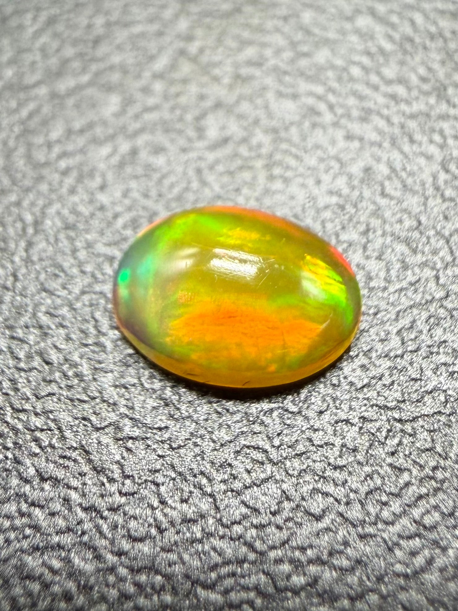 Precious opal cabochon 0,34ct – Welo, Ethiopia