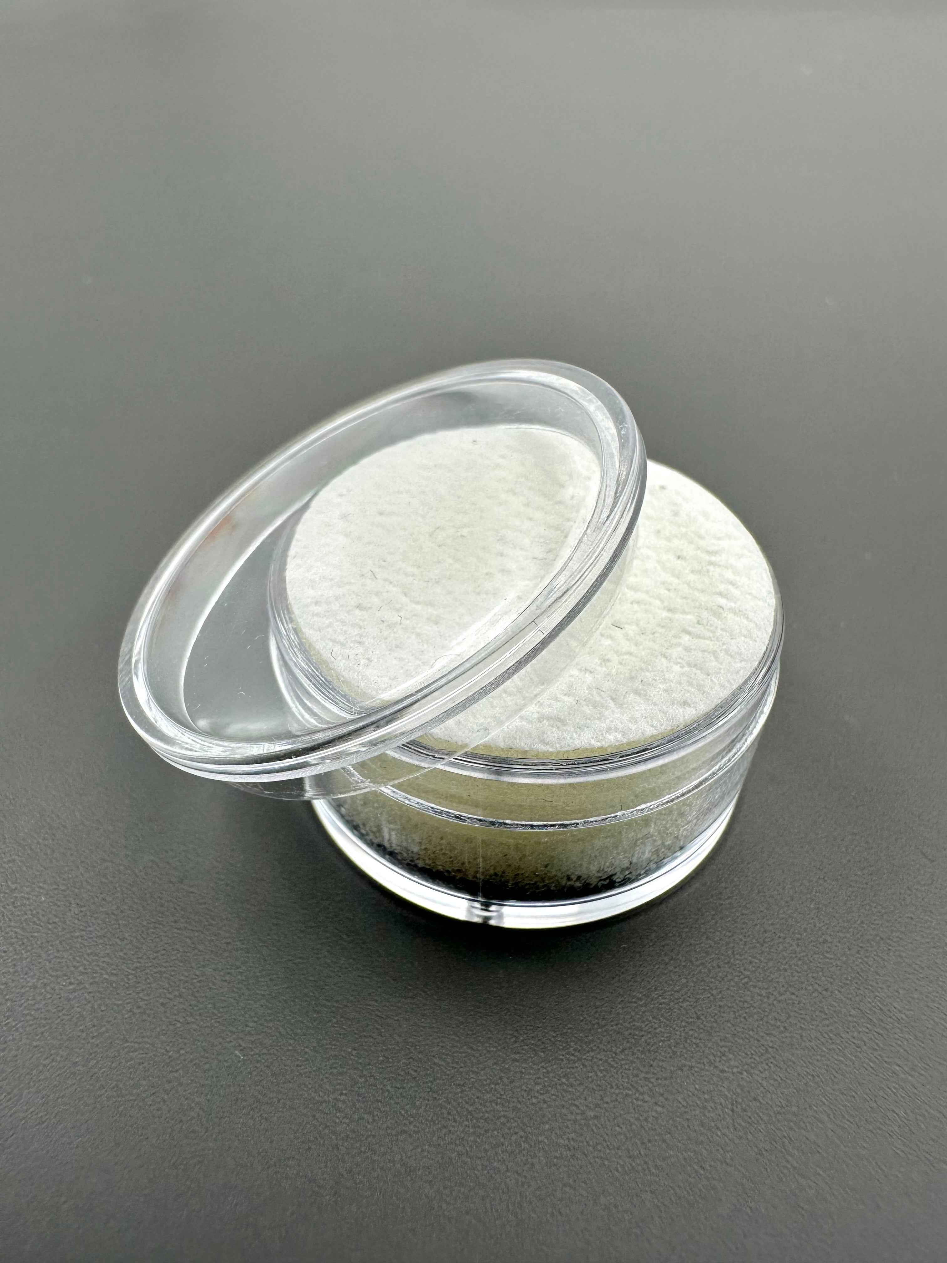 Round box for mineral samples (black and white) - PK002