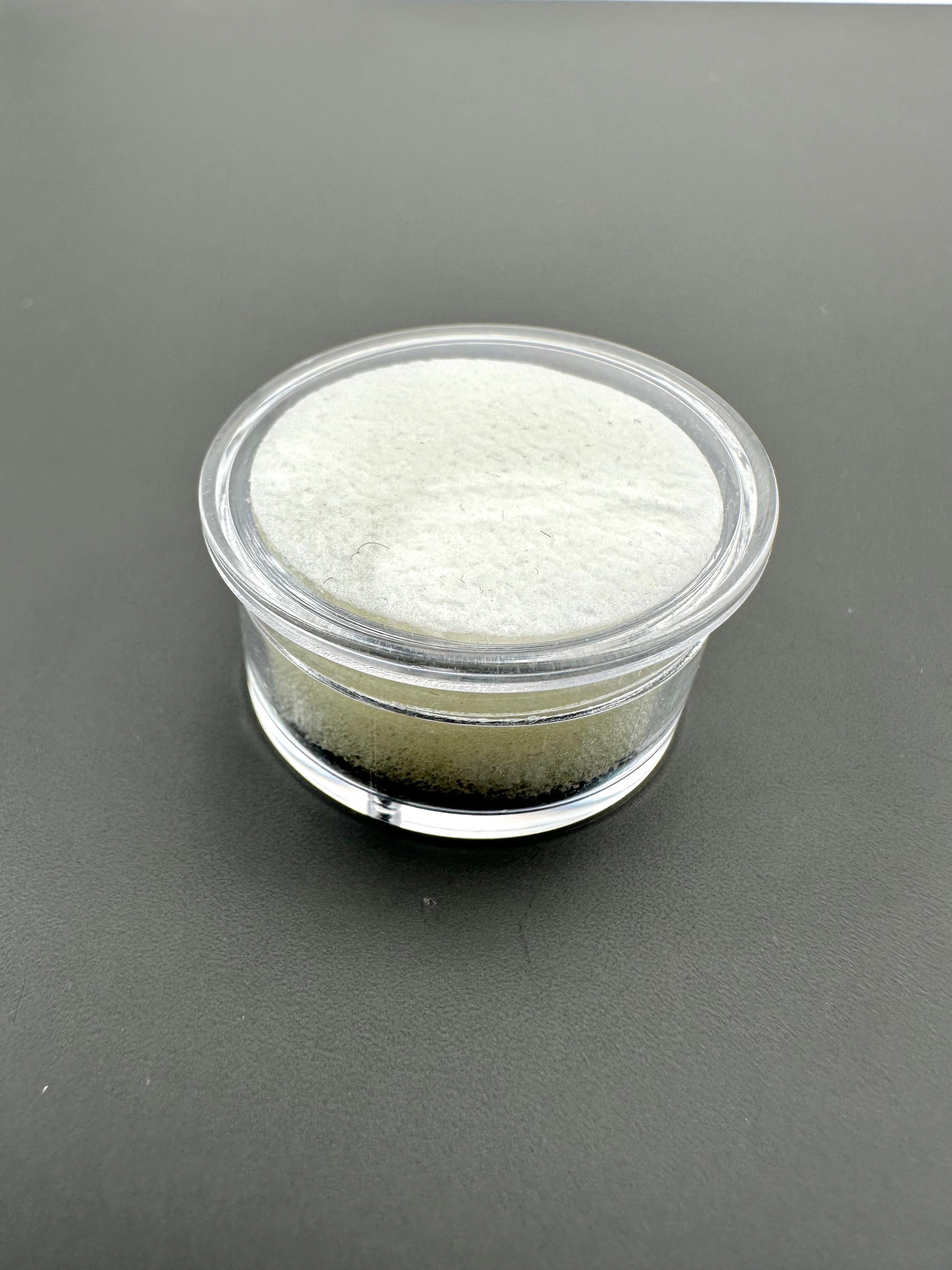 Round box for mineral samples (black and white) - PK002
