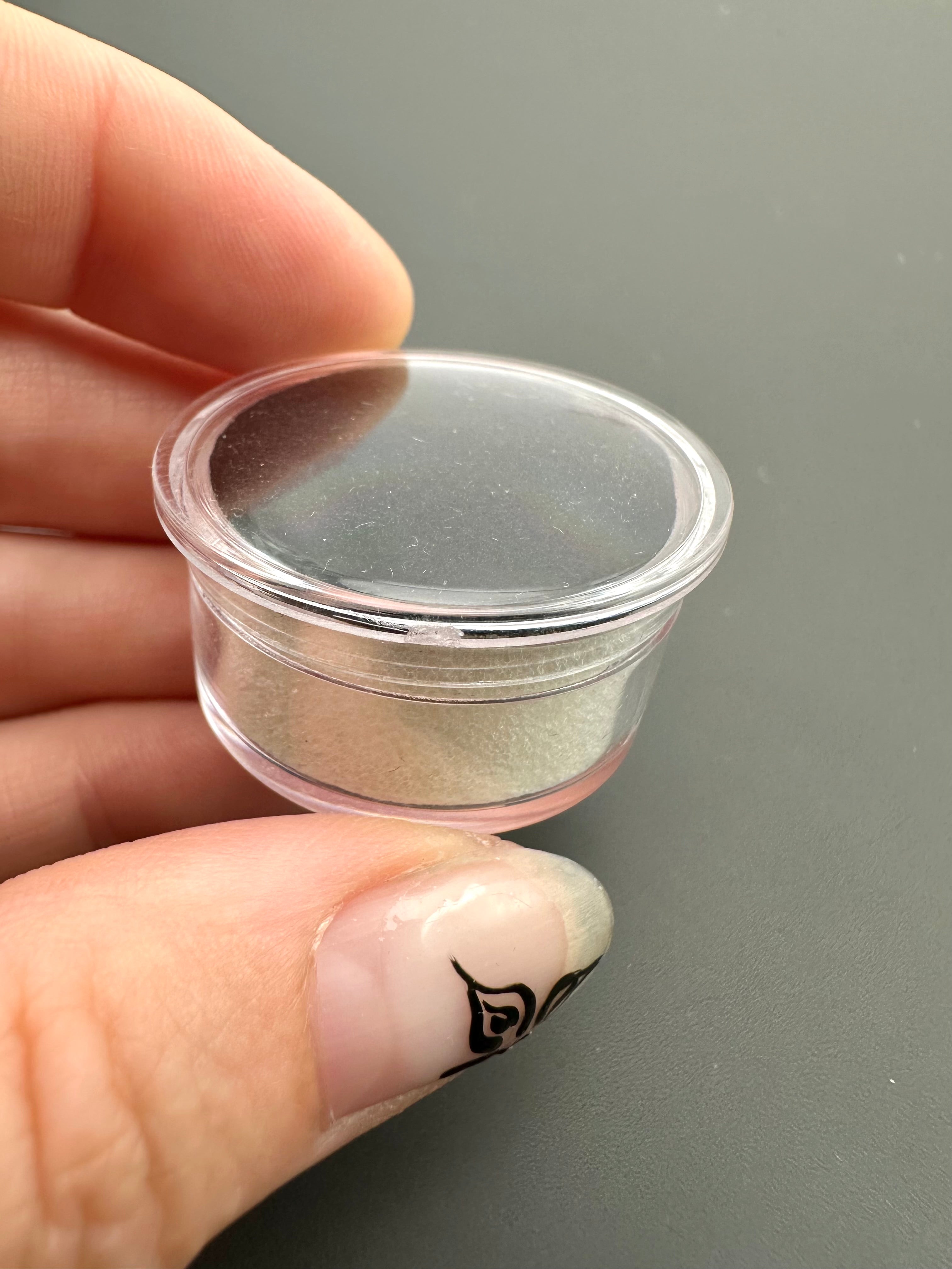 Round box for mineral samples (black and white) - PK002