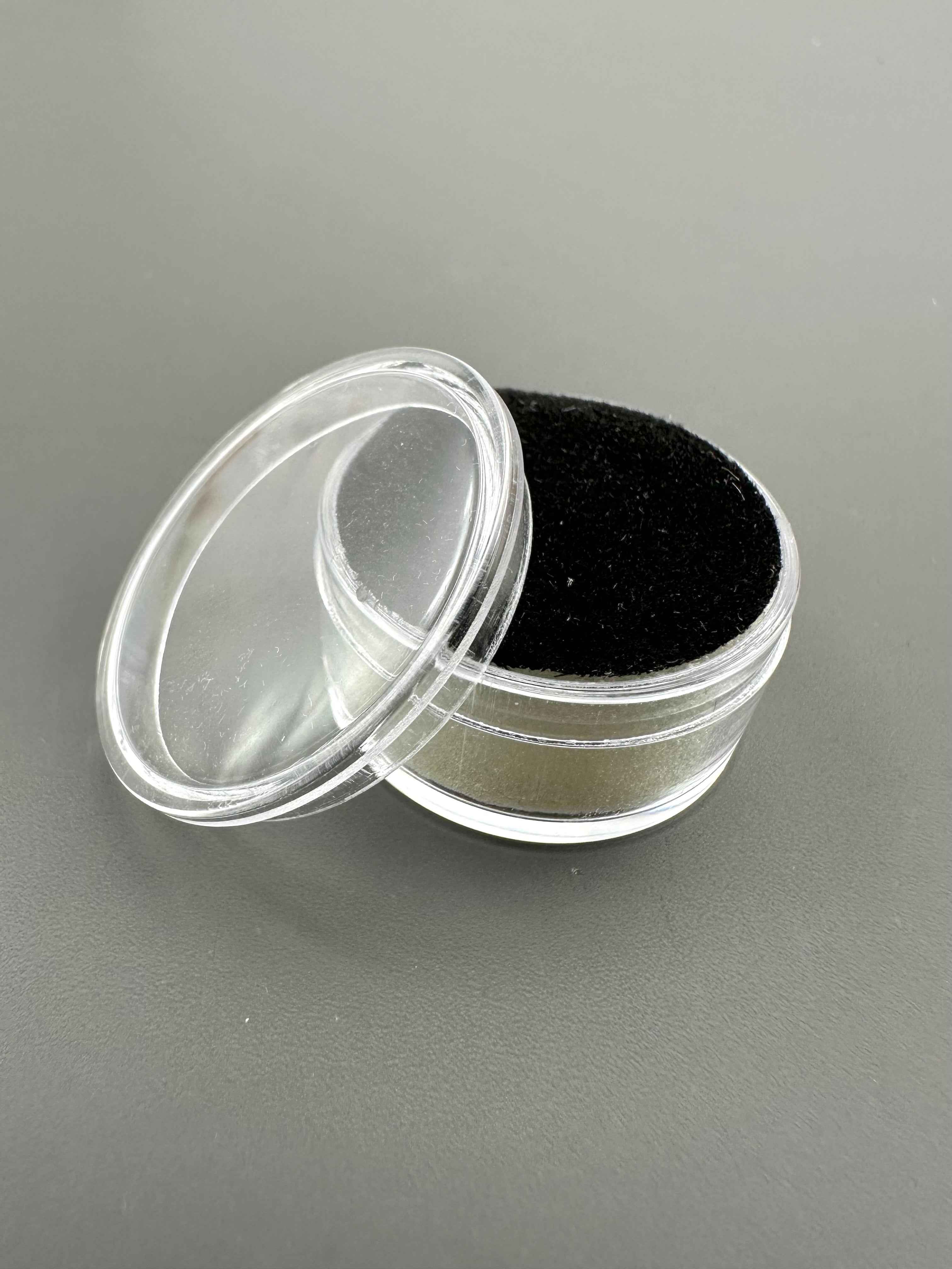 Round box for mineral samples (black and white) - PK002