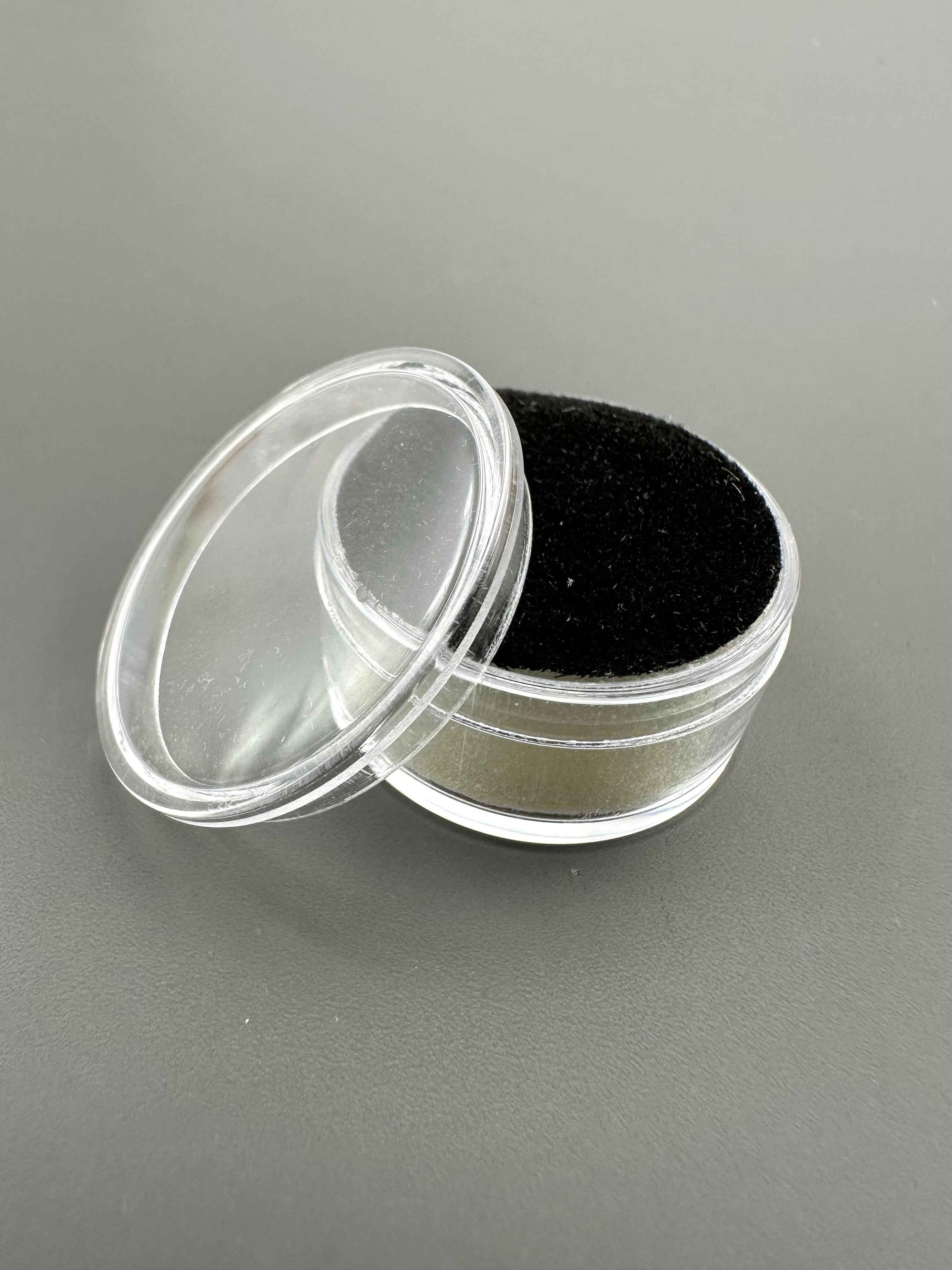 Round box for mineral samples (black and white) - PK002
