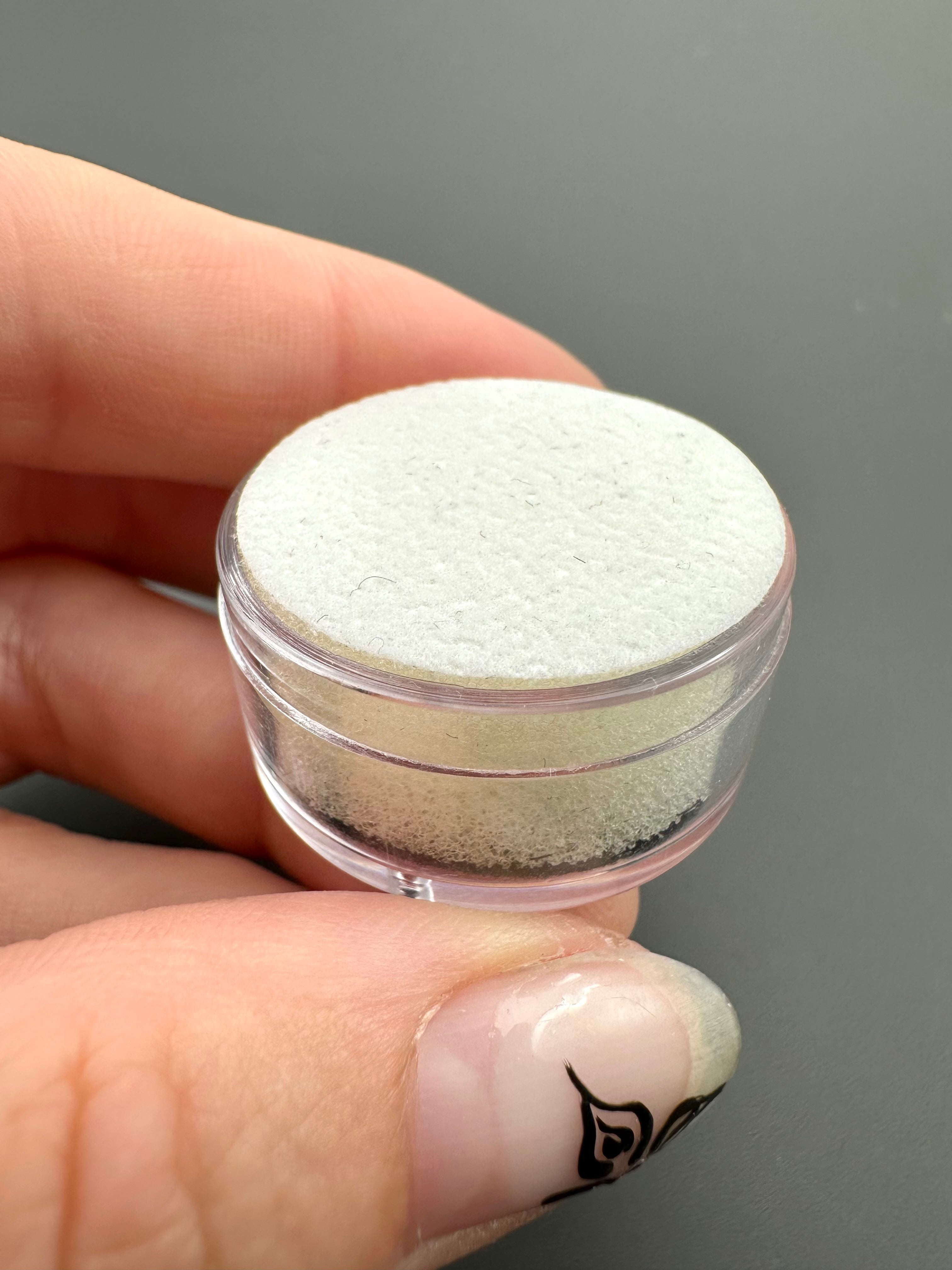 Pack of 20 pcs round boxes for mineral samples (black and white) - PK003