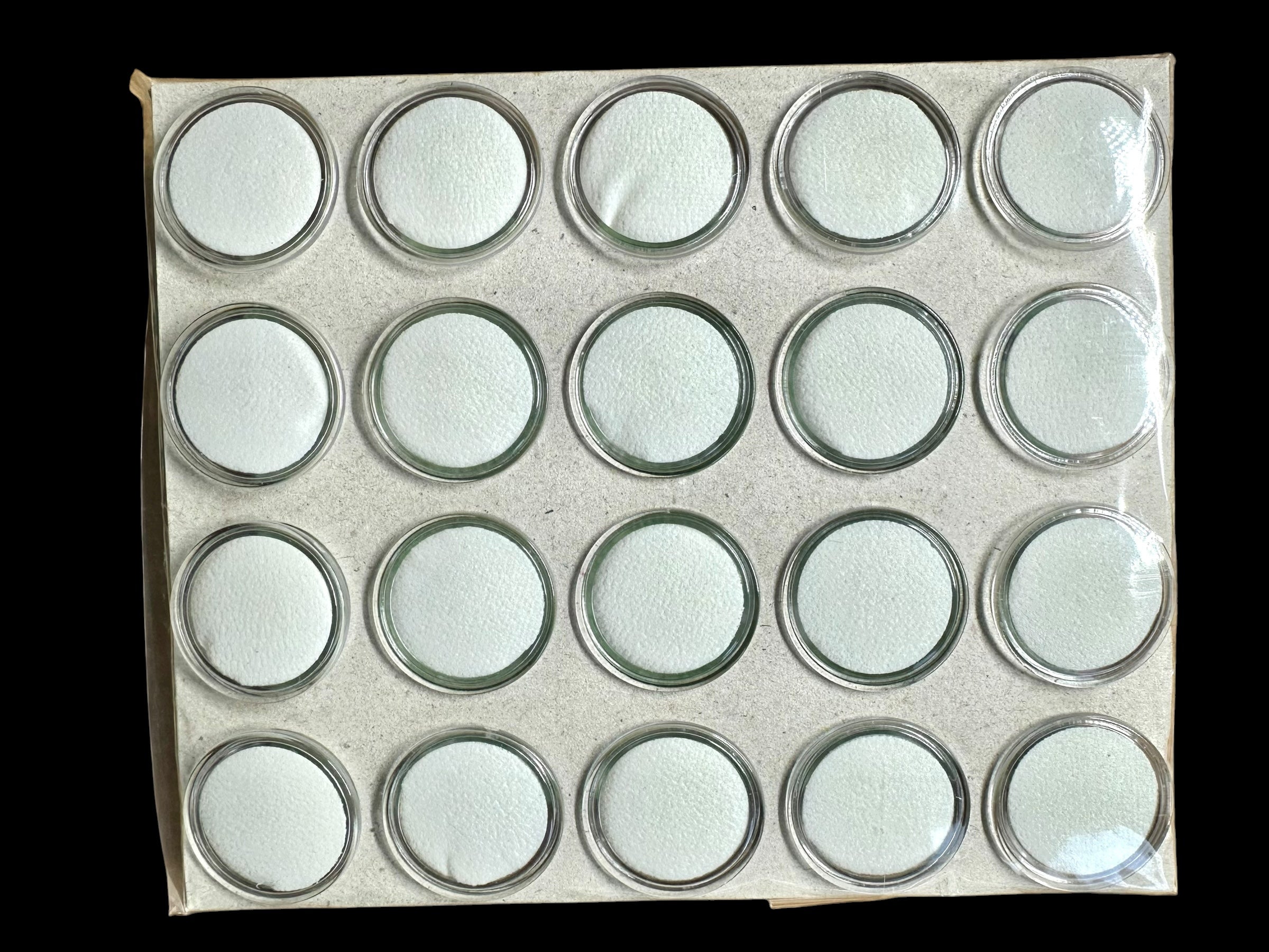 Pack of 20 pcs round boxes for mineral samples (black and white)