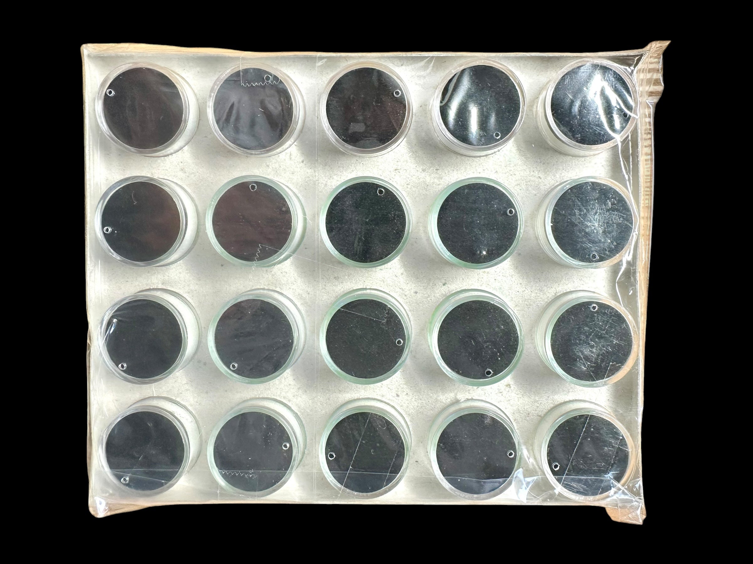Pack of 20 pcs round boxes for mineral samples (black and white) - PK003