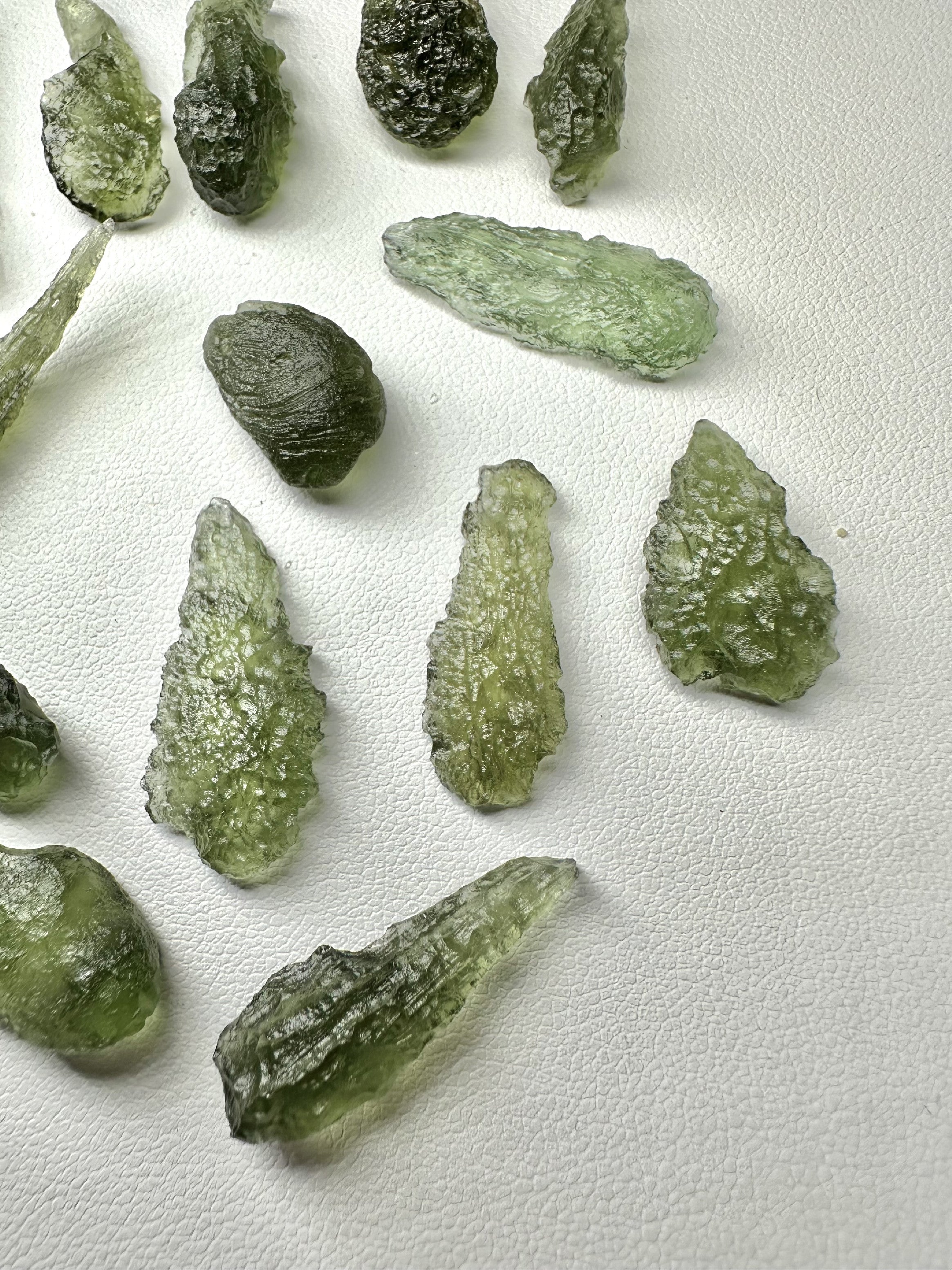 Moldavite shards – drops – 17,8g - VVEL06