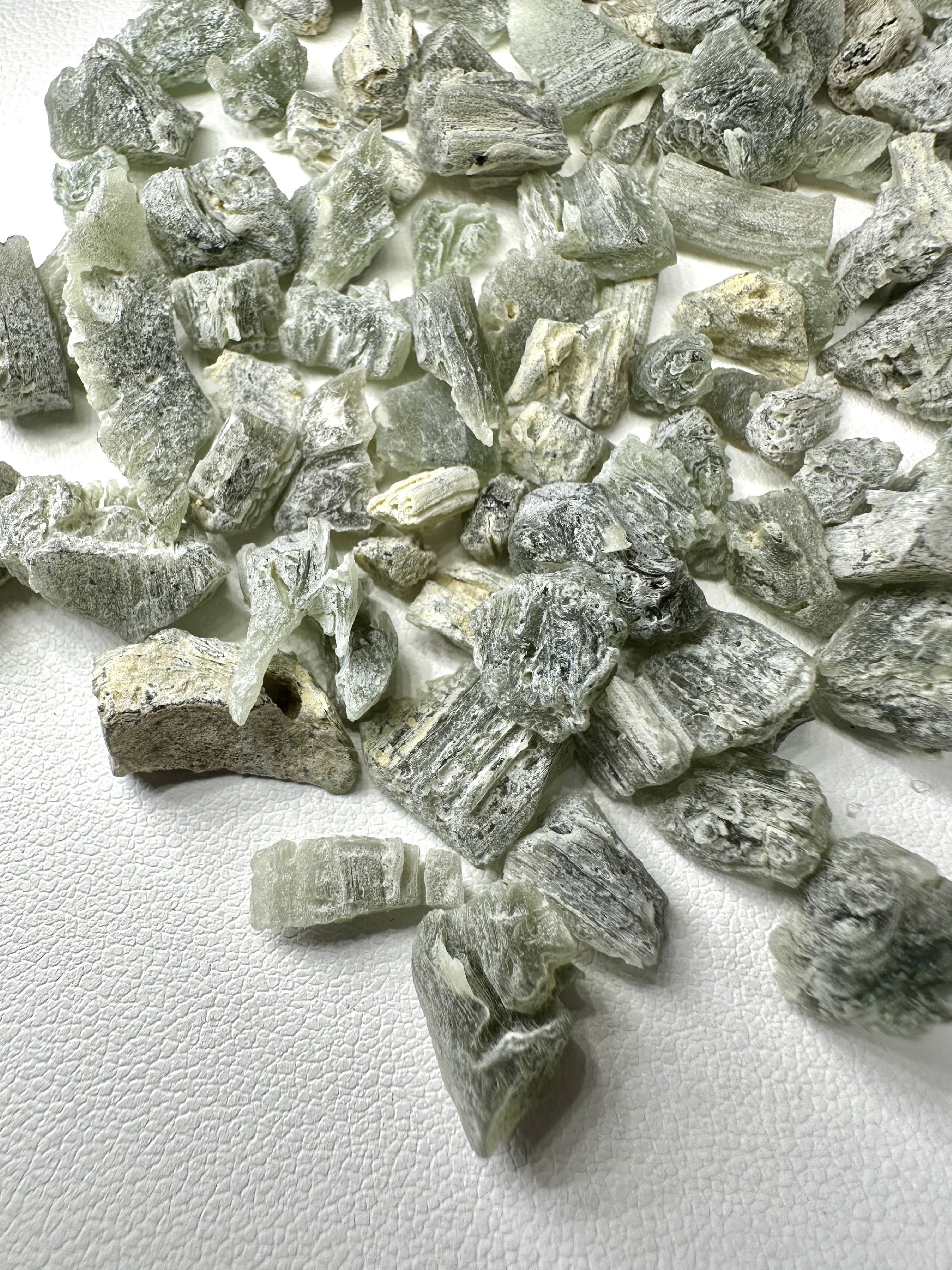 Moldavite shards – 40,6g - VVEL07