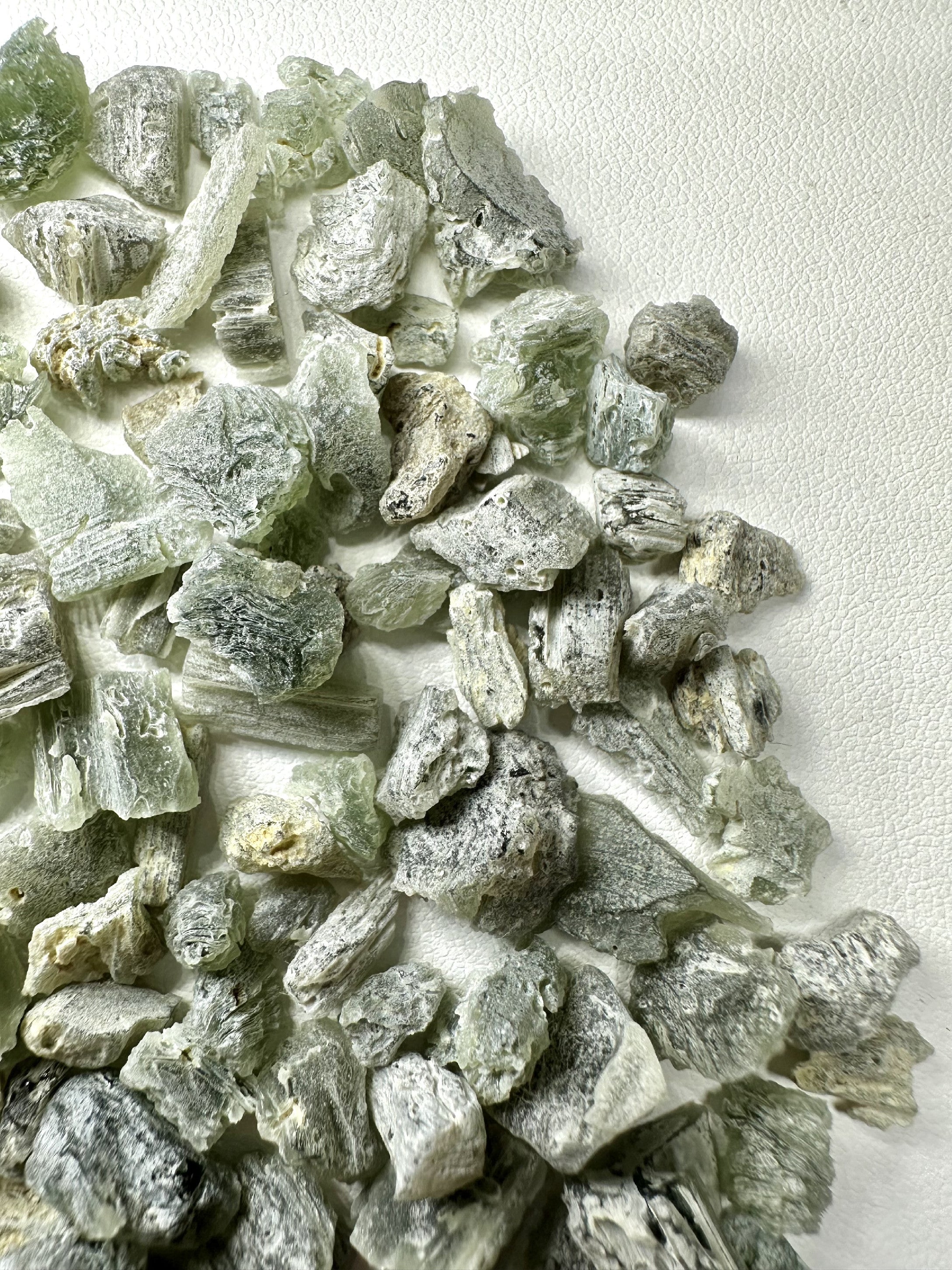 Moldavite shards – 40,6g - VVEL07