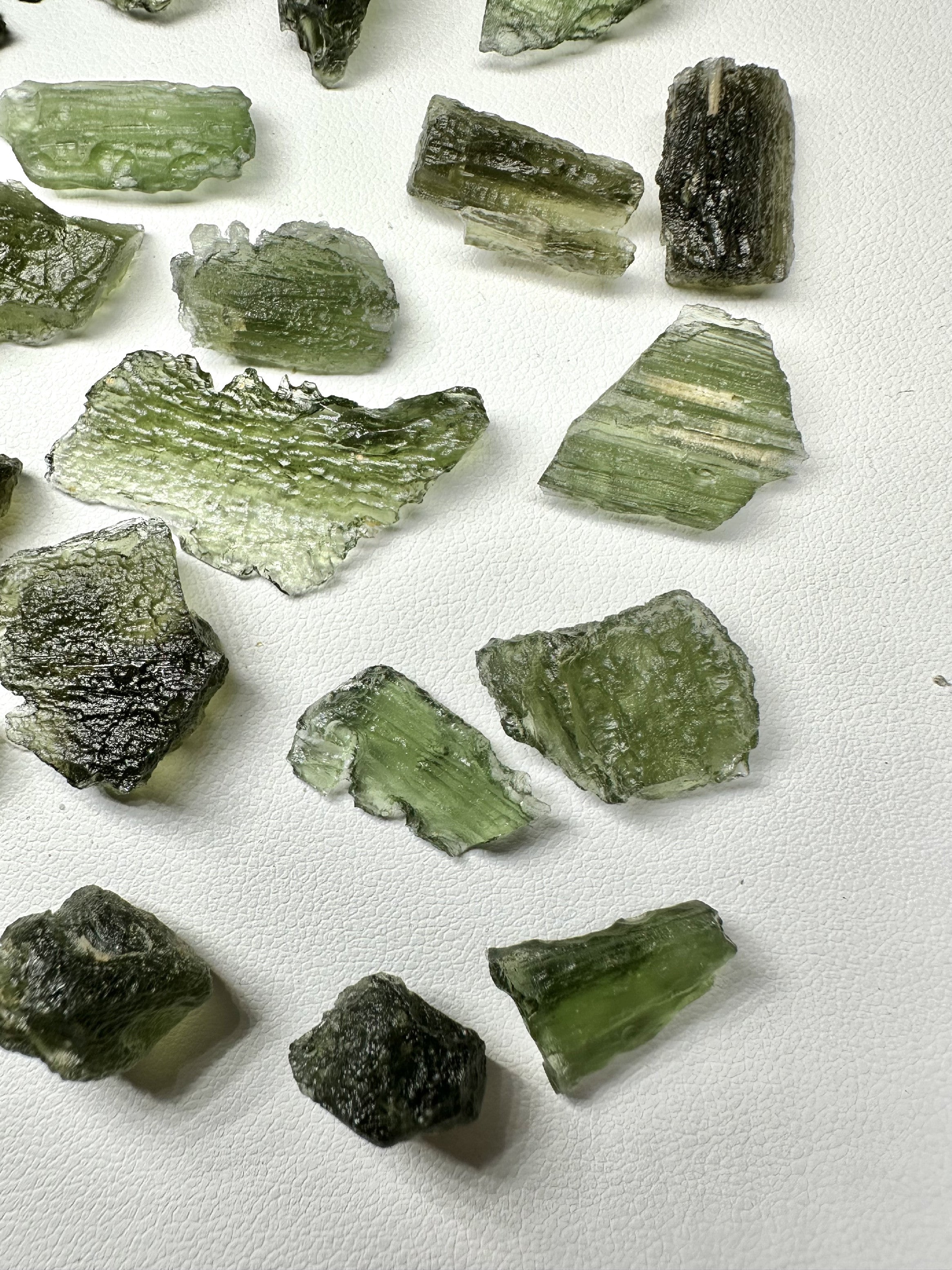 Moldavite shards – 32,6g - VVEL10