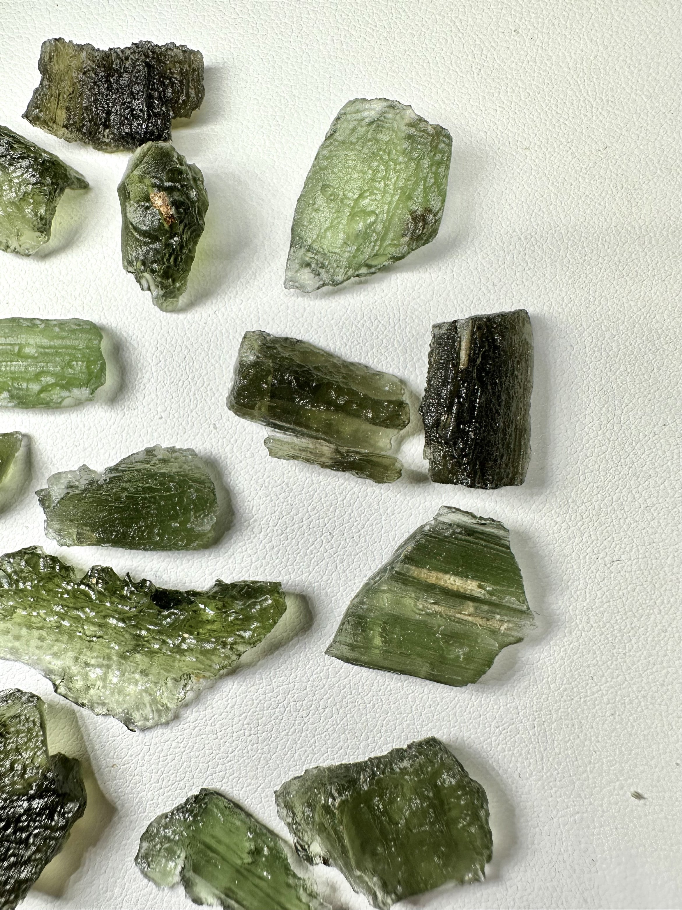 Moldavite shards – 32,6g - VVEL10