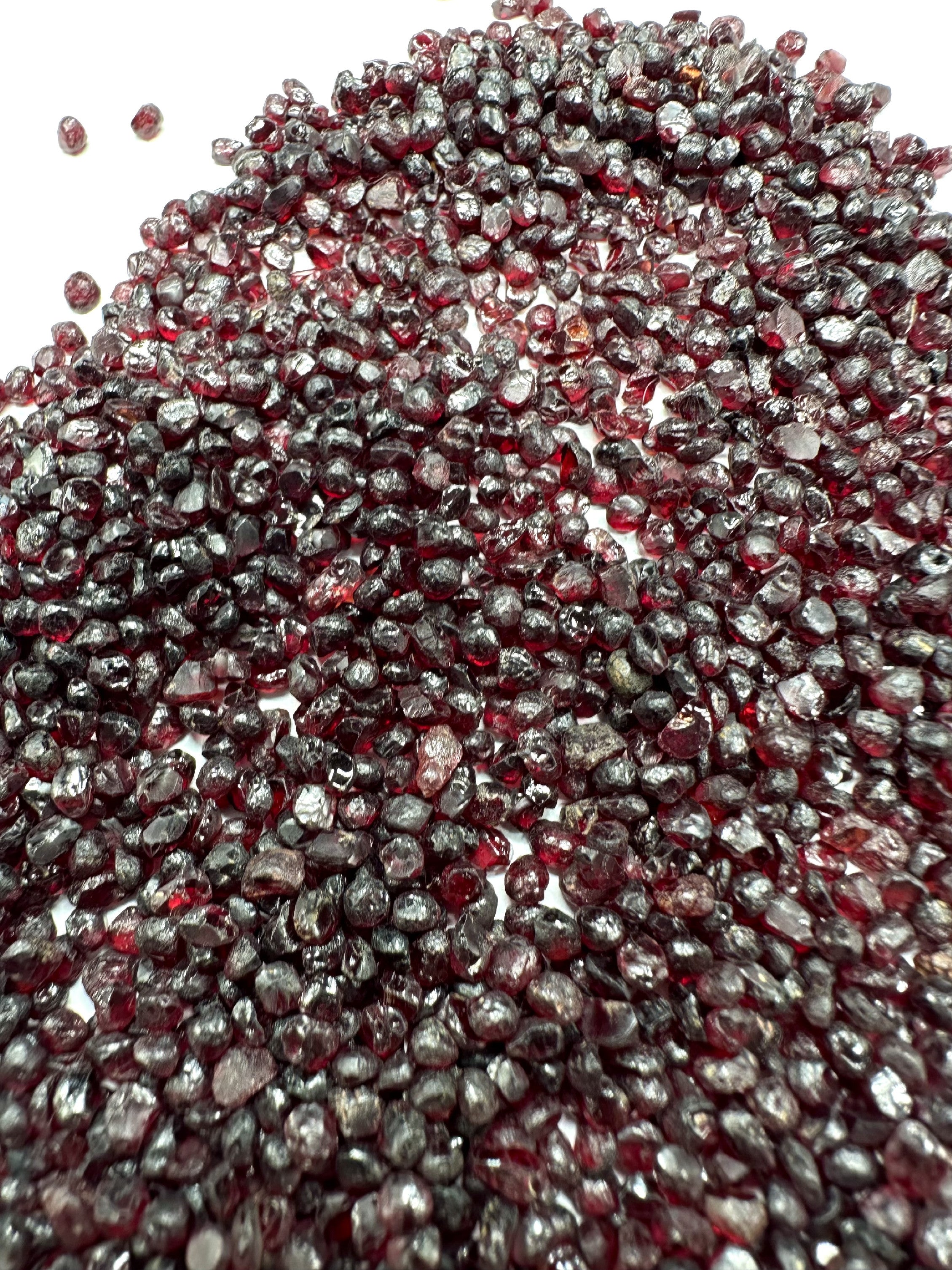 Czech Garnet 100g, 2,5-3mm – Ceske Stredohori, CZ - CG133