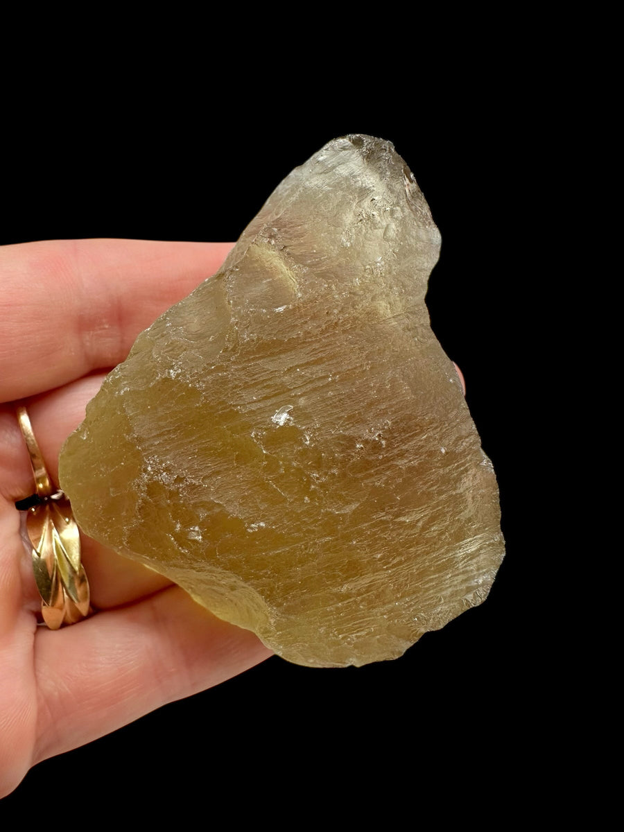 Frammento di vetro libico grezzo giallo miele traslucido con superficie levigata dal vento