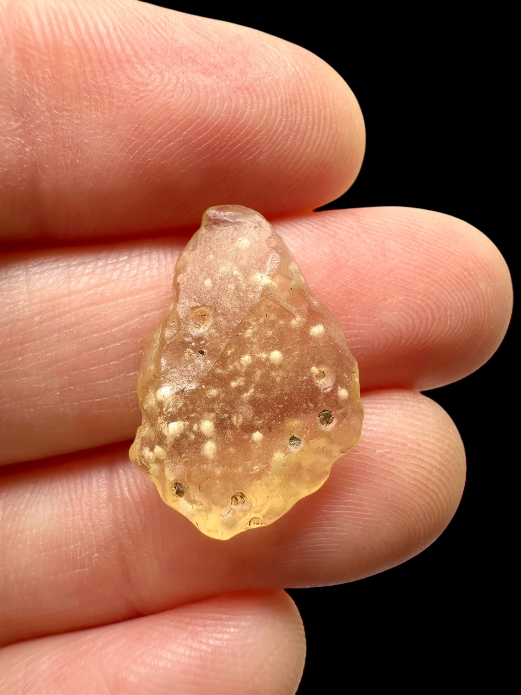 Libyan desert glass with sand inclusions – 1,1g
