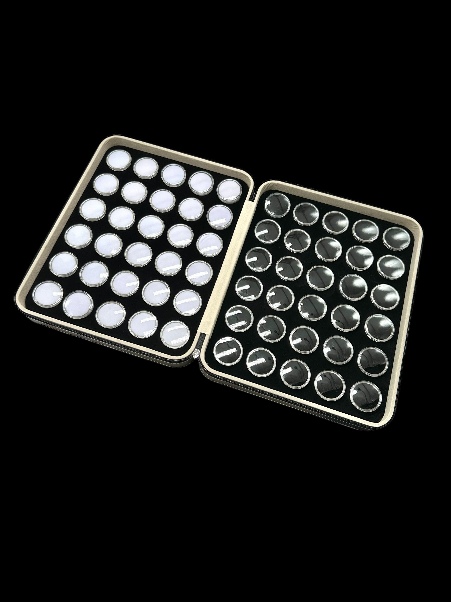 Set of 60 Round Sample Boxes for Minerals (white + black) with Case - PK007