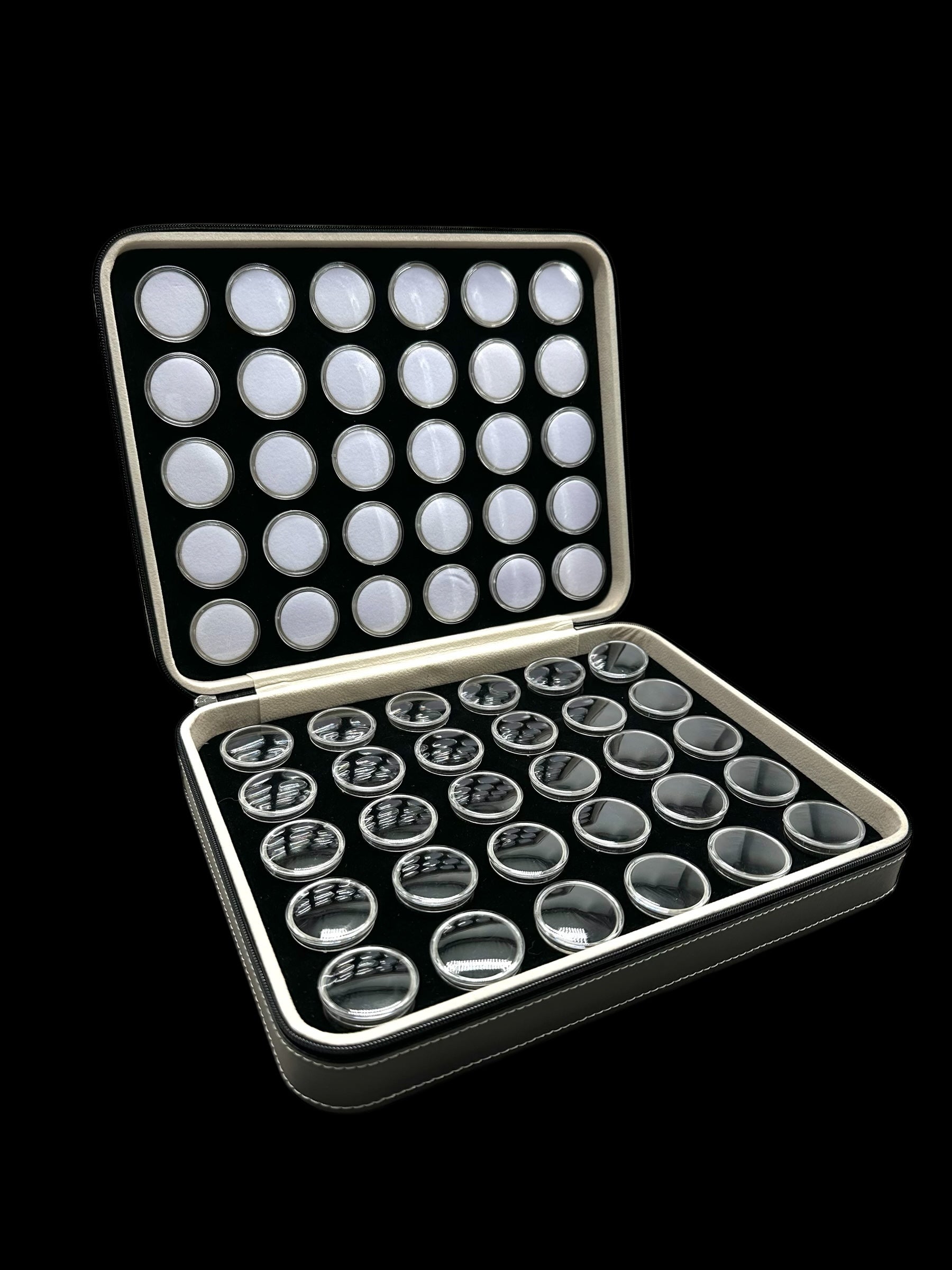 Set of 60 Round Sample Boxes for Minerals (white + black) with Case - PK007