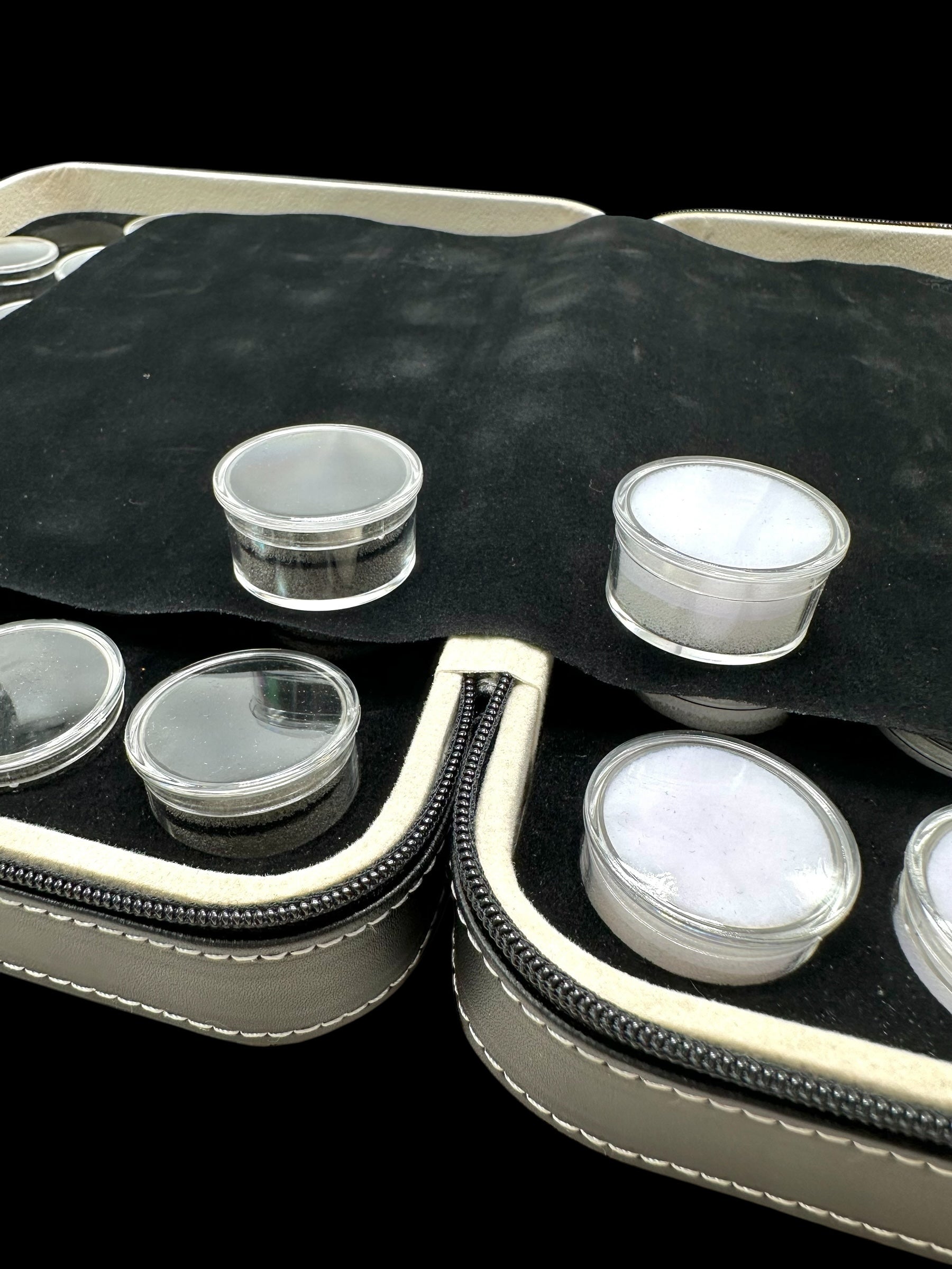 Set of 60 Round Sample Boxes for Minerals (white + black) with Case - PK007
