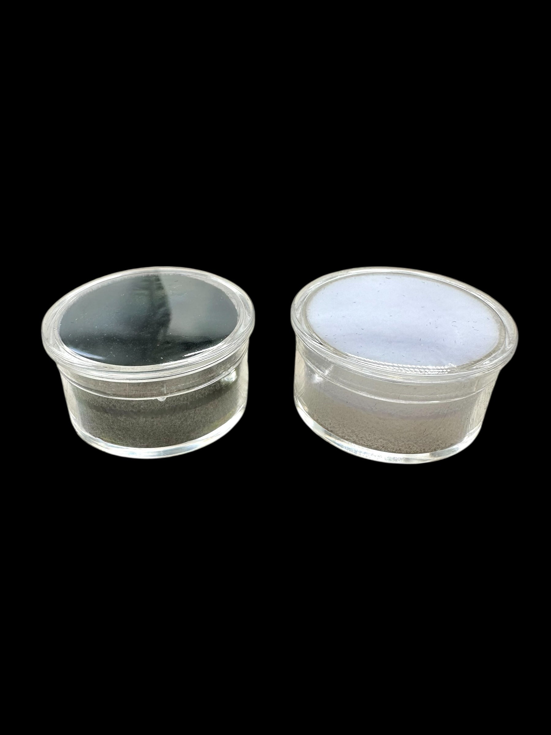 Set of 60 Round Sample Boxes for Minerals (white + black) with Case - PK007