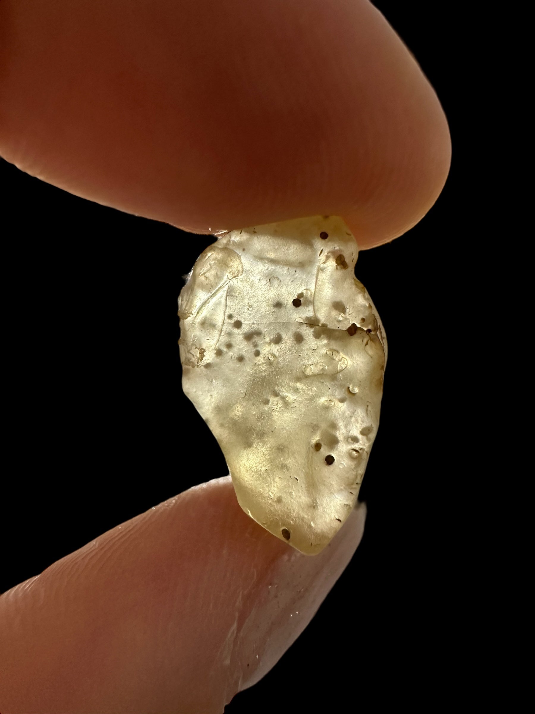 Libyan desert glass with sand inclusions – 1,8g - LPI03