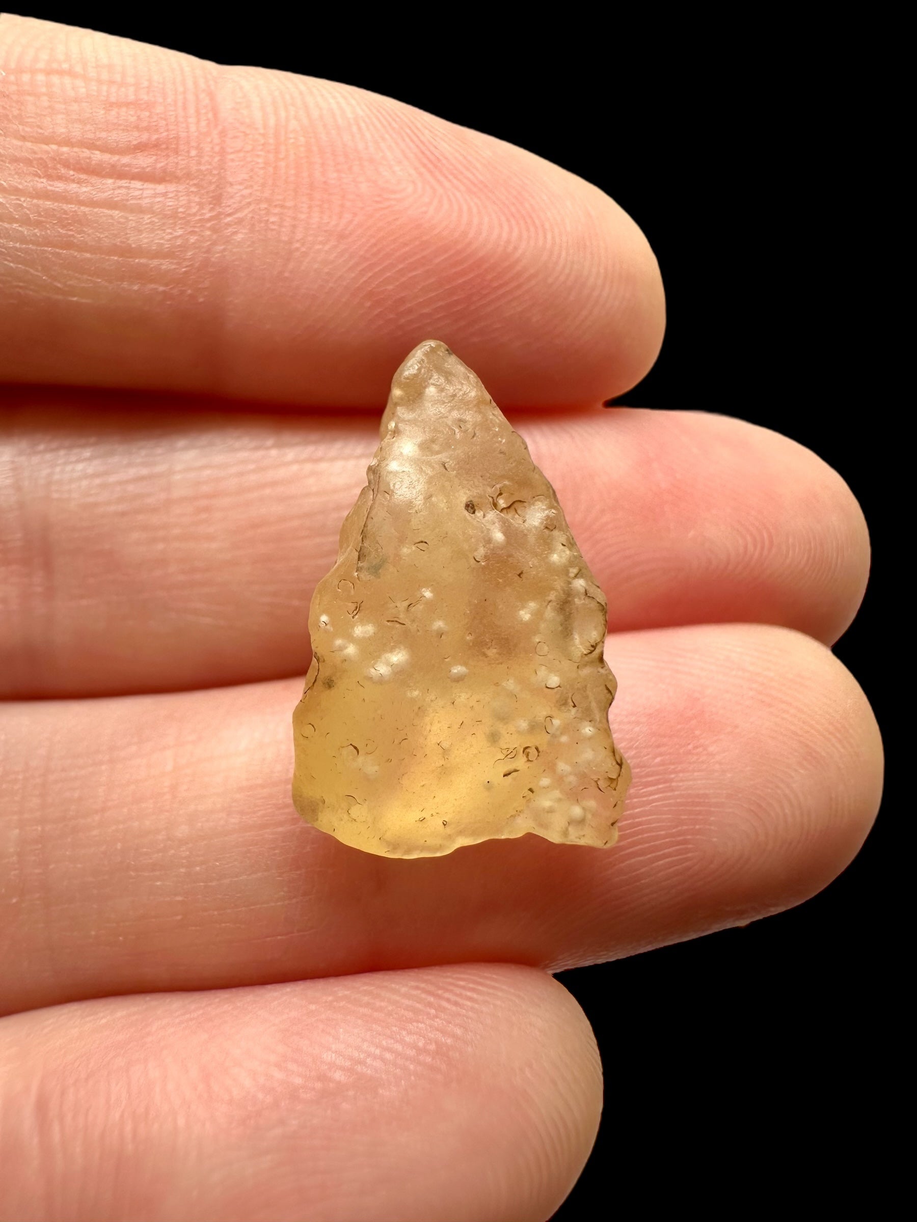 Libyan desert glass with sand inclusions – 1,8g
