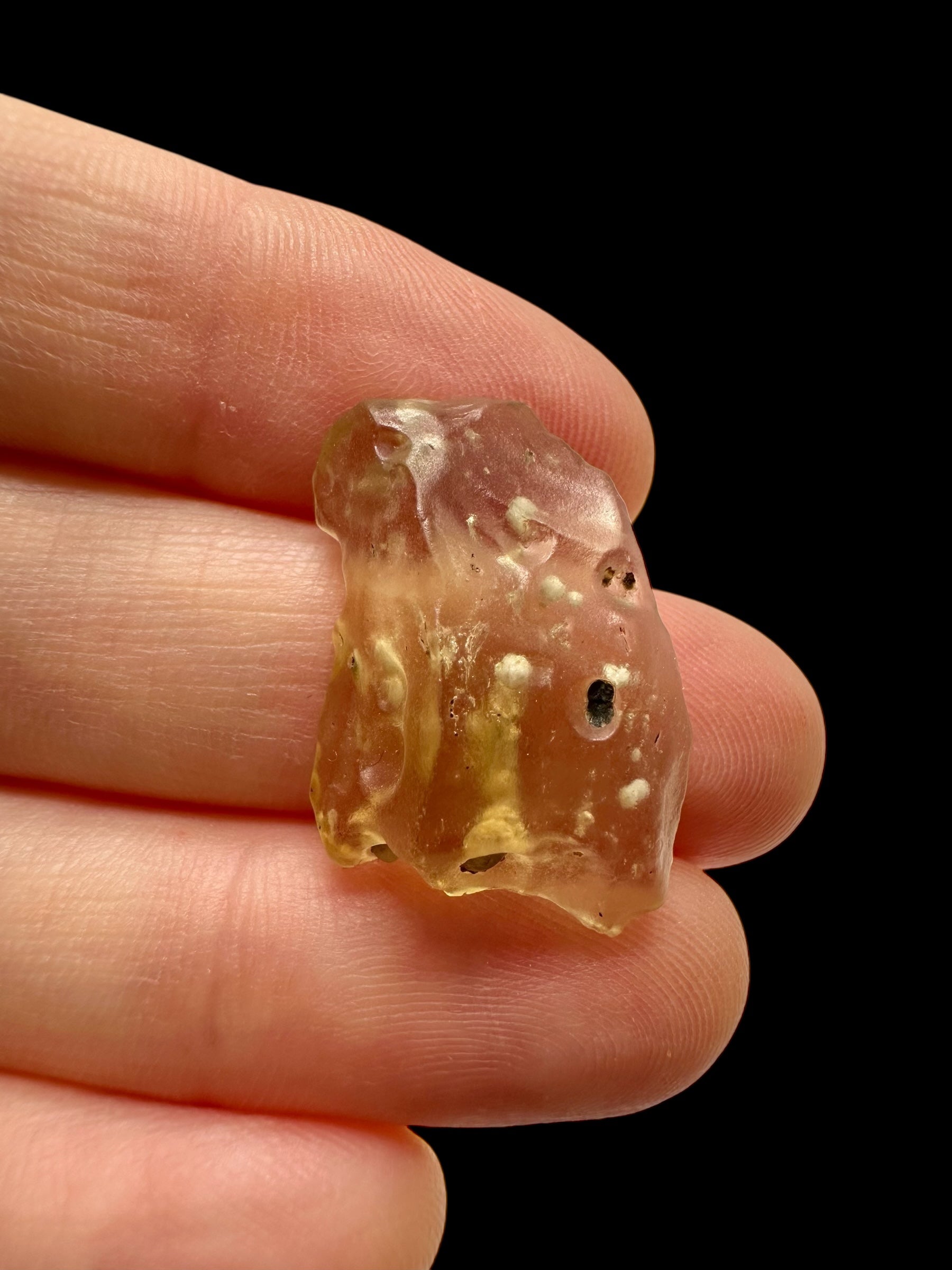 Libyan desert glass with sand inclusions – 2,4g