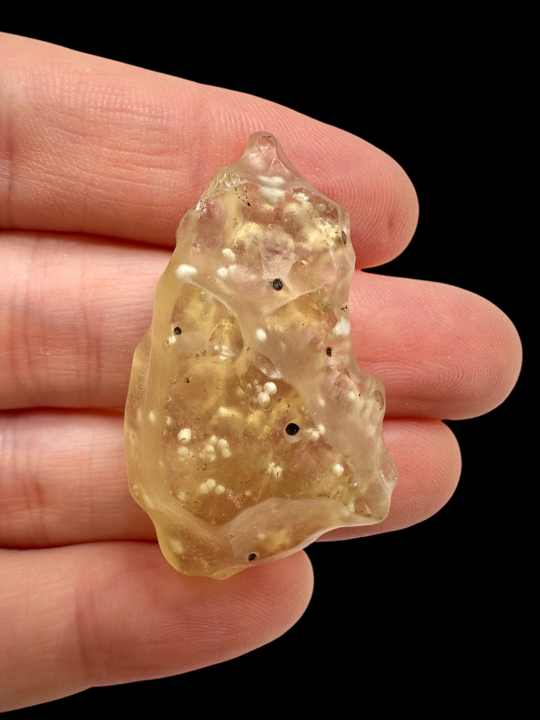 Libyan desert glass with sand inclusions – 6,9g