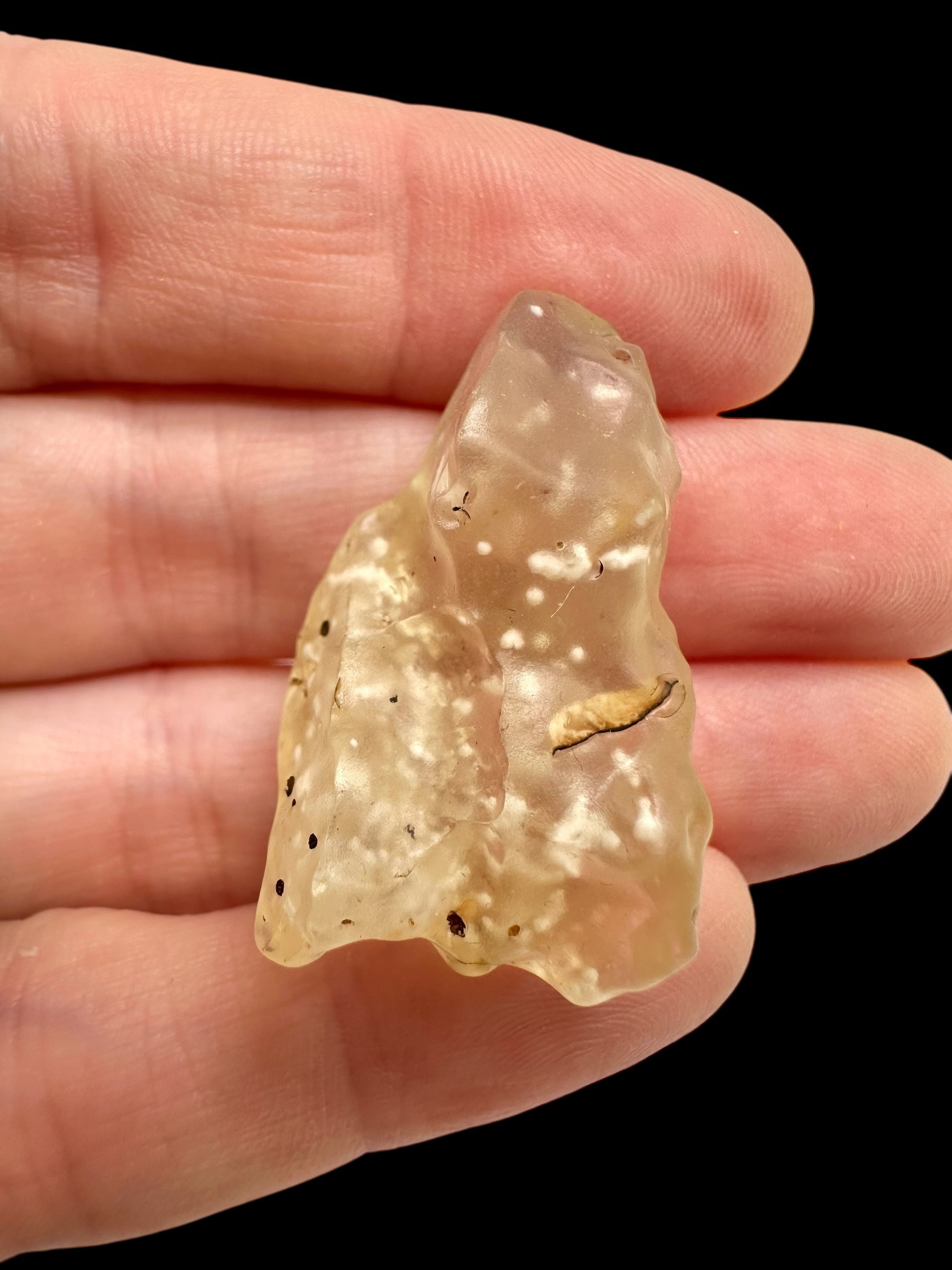 Libyan desert glass with sand inclusions – 8g