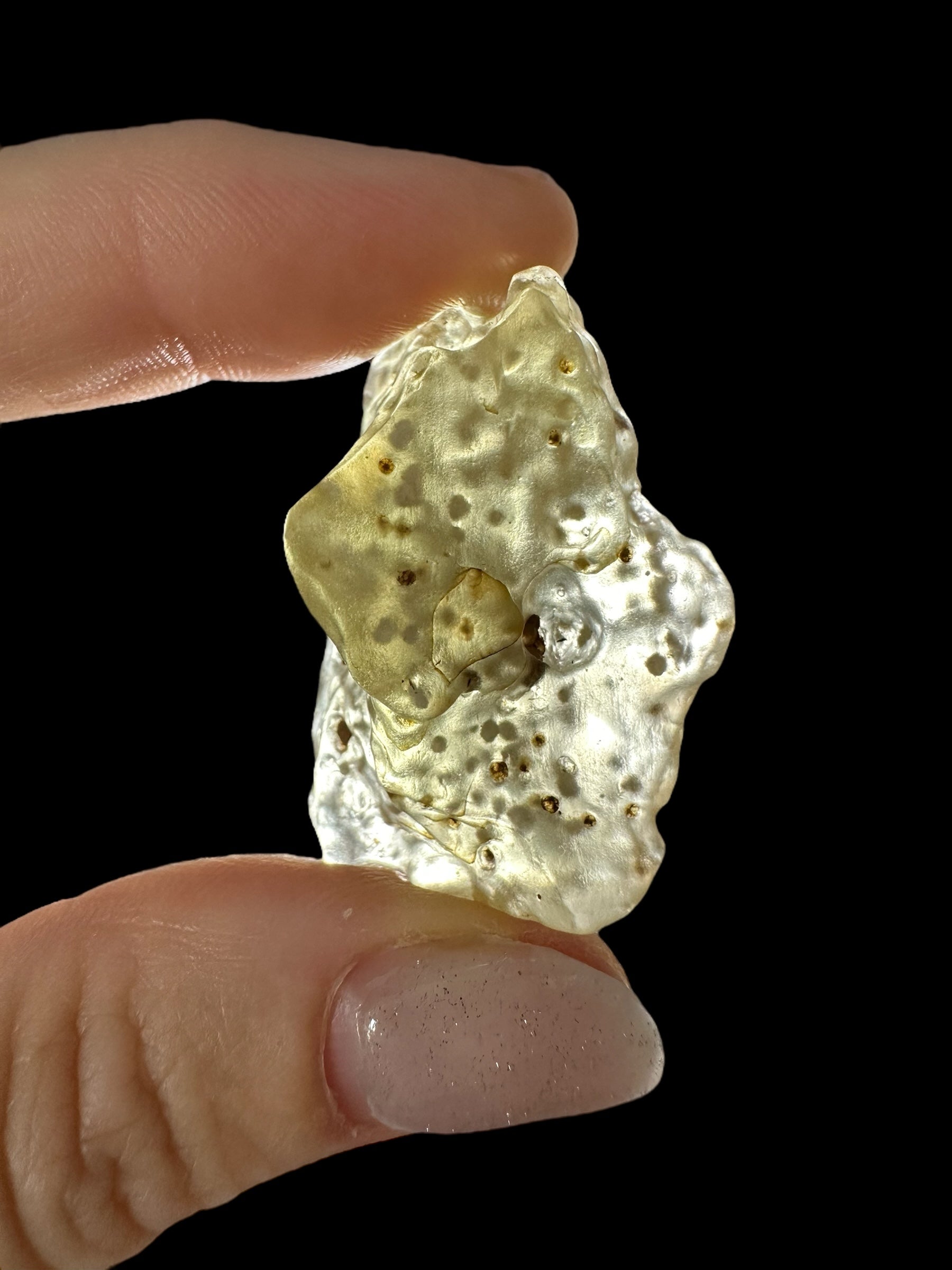 Libyan desert glass with sand inclusions – 9,8g - LPI14