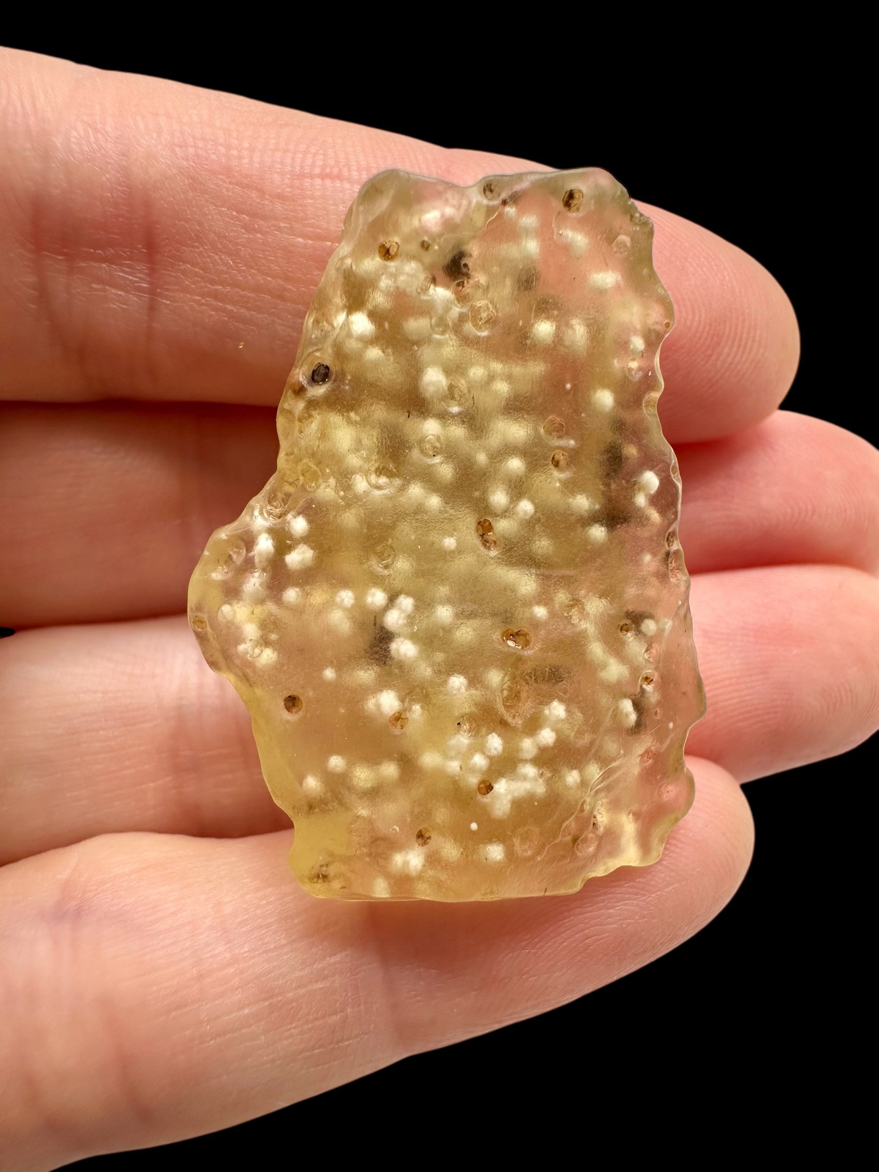 Libyan desert glass with sand inclusions – 9,8g