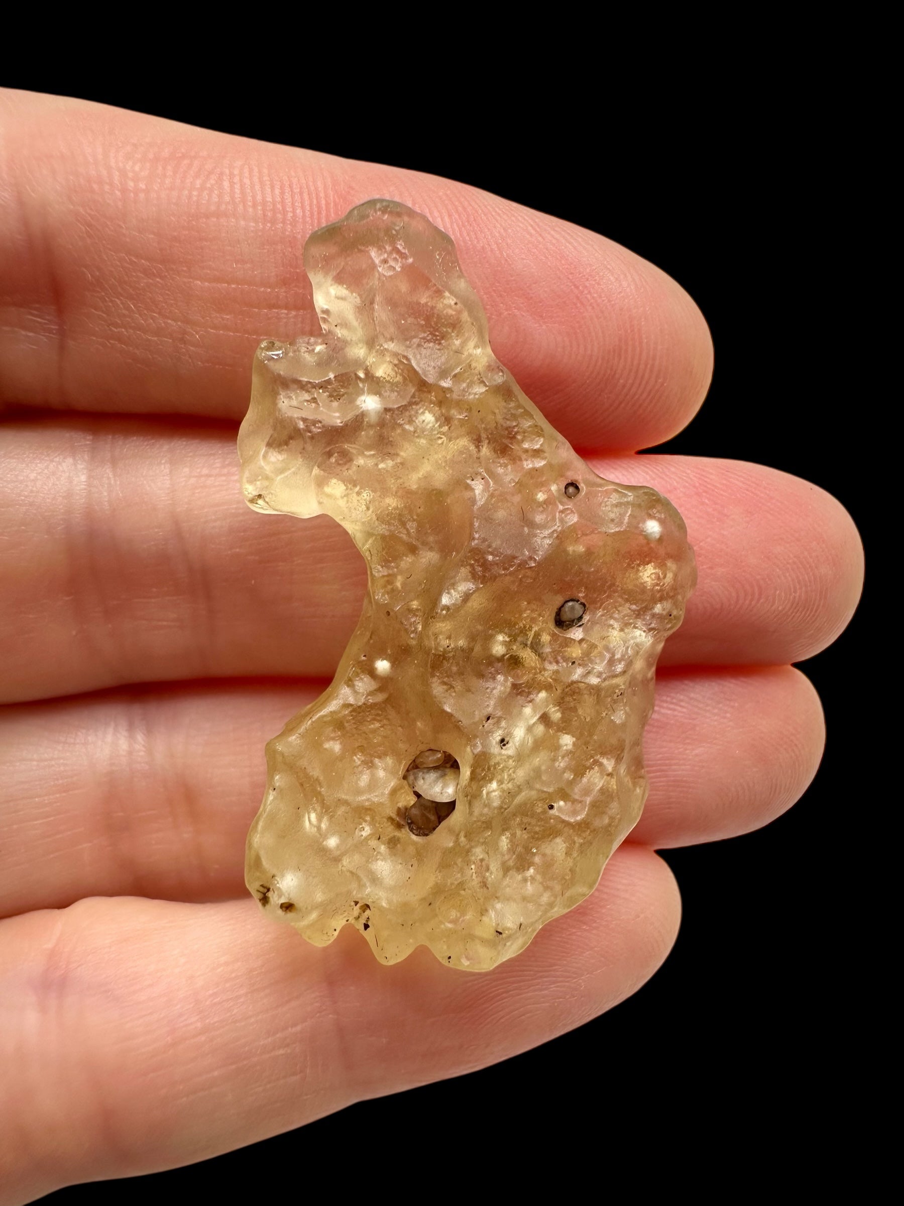 Libyan desert glass with sand inclusions – 8,2g