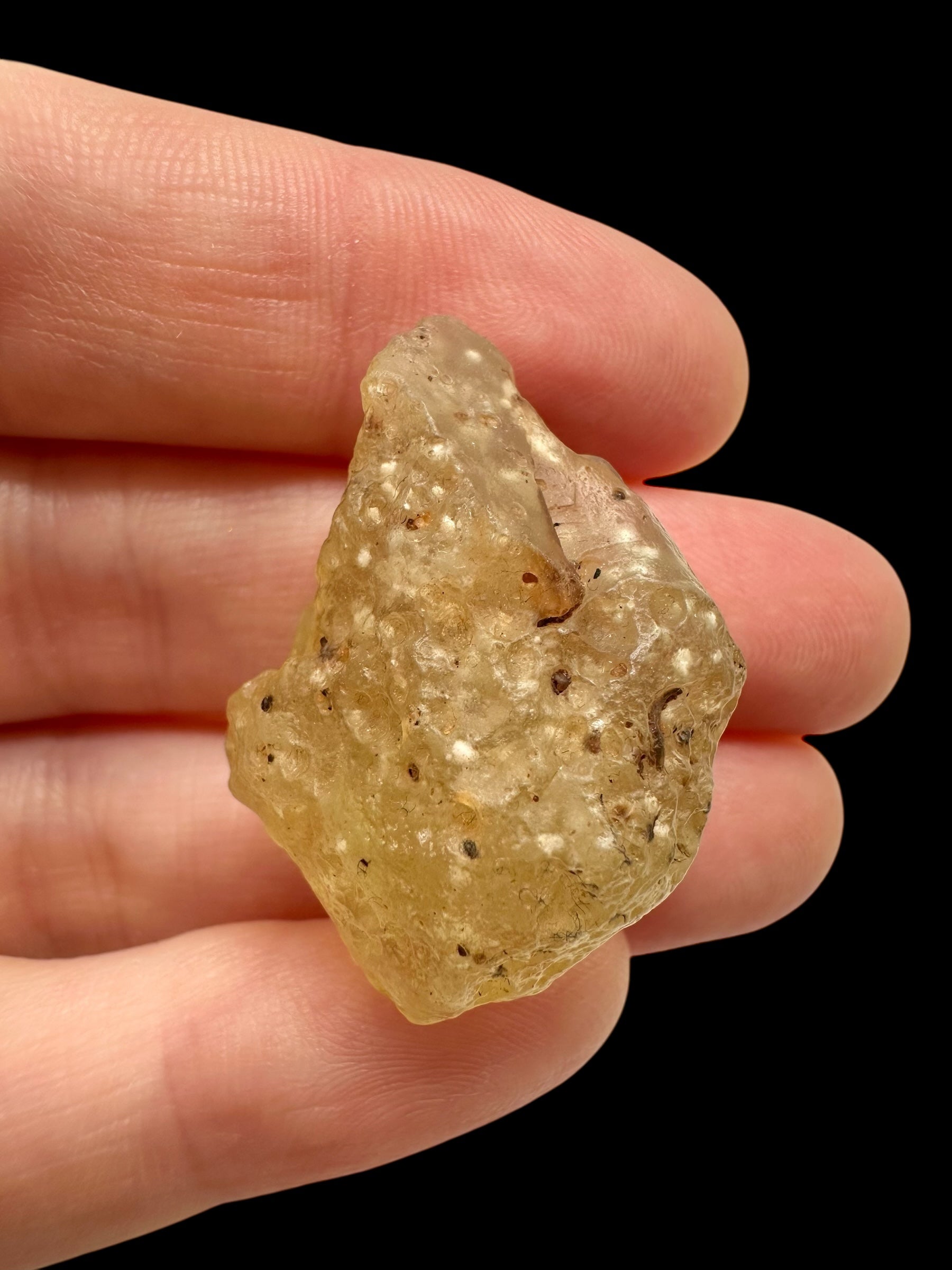 Libyan desert glass with sand inclusions – 9,5g