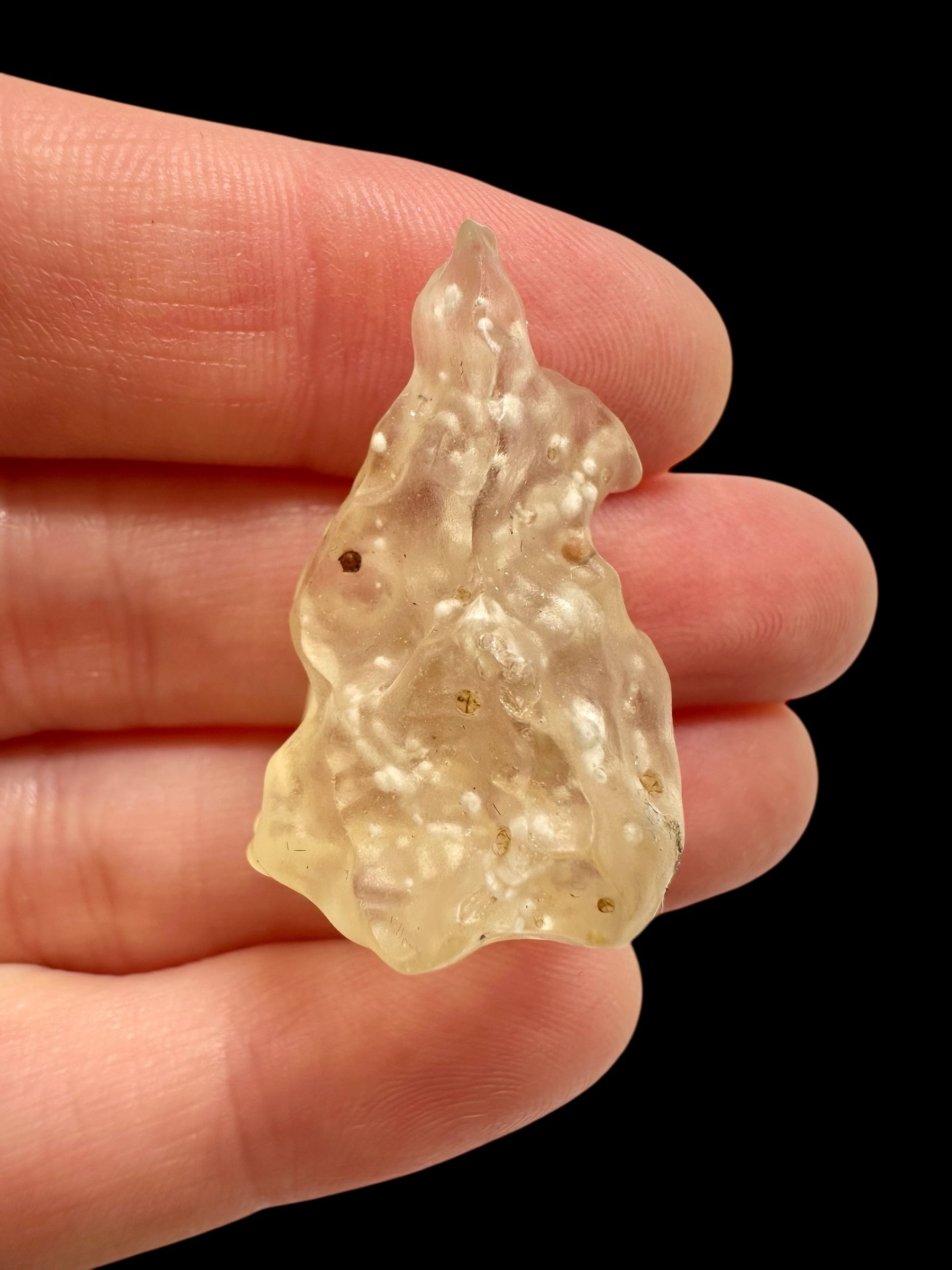 Libyan desert glass with sand inclusions – 7,4g