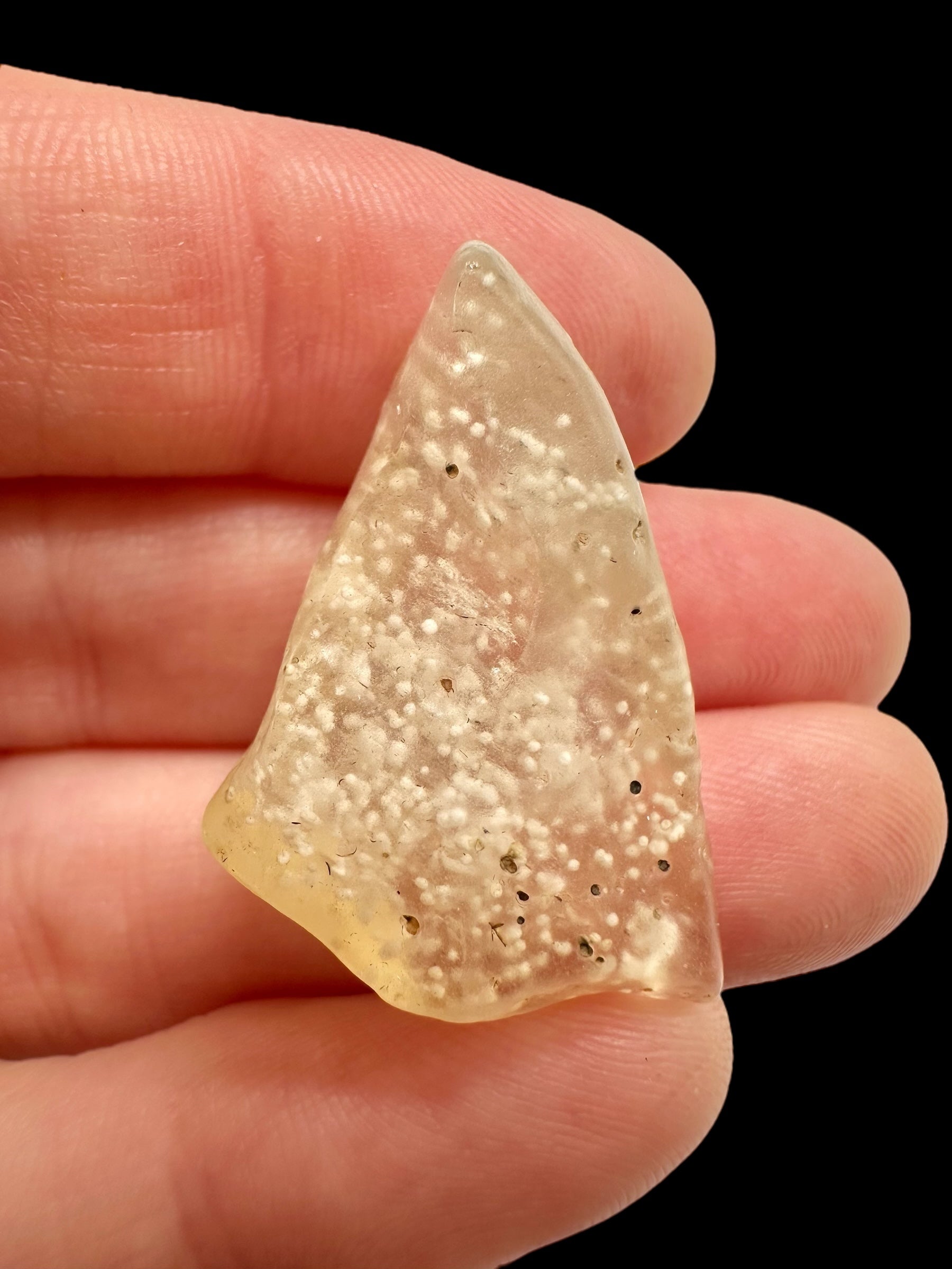 Libyan desert glass with sand inclusions – 5,9g