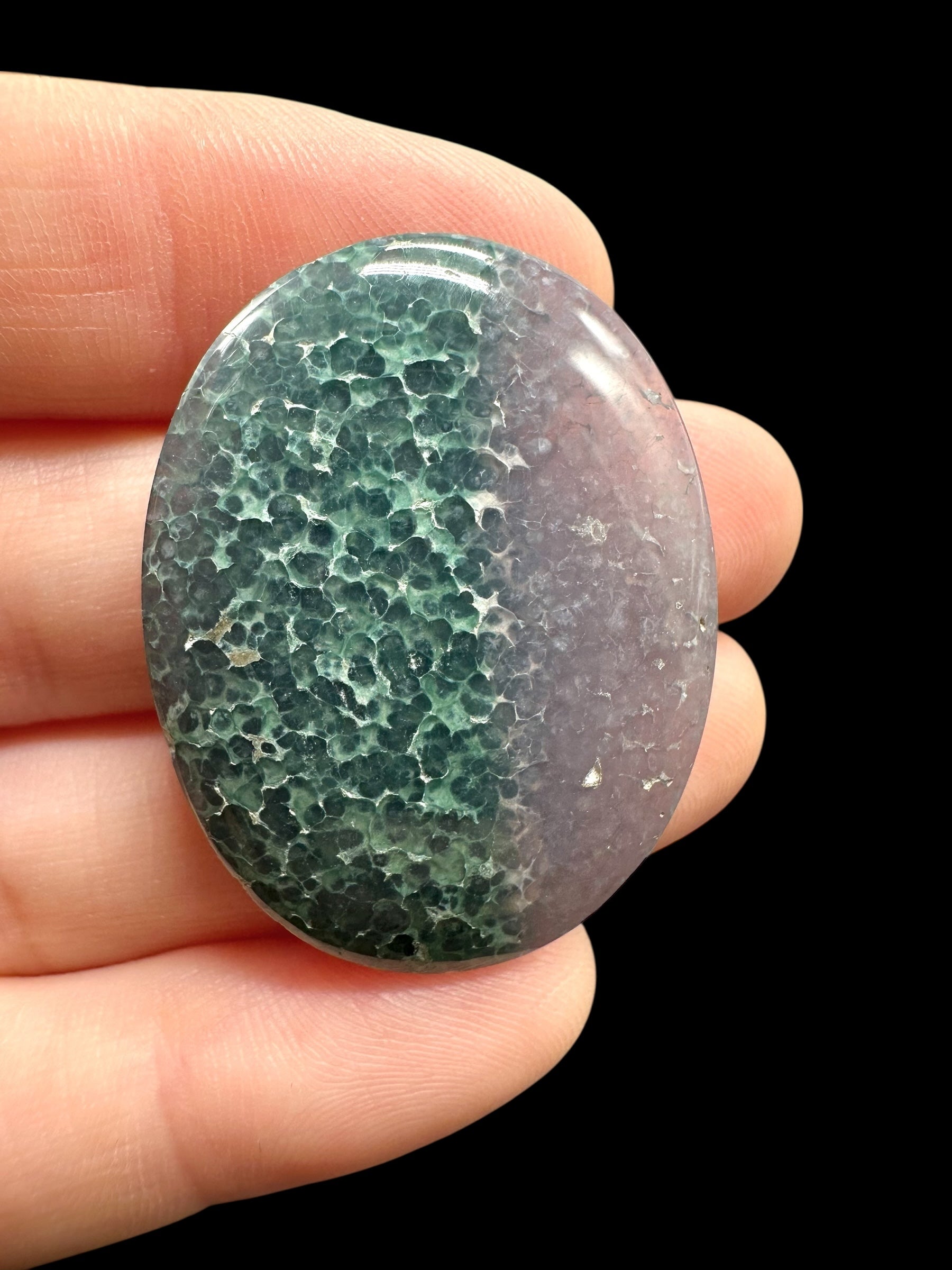 Grape Chalcedony cabochon – Sulawesi, Indonesia