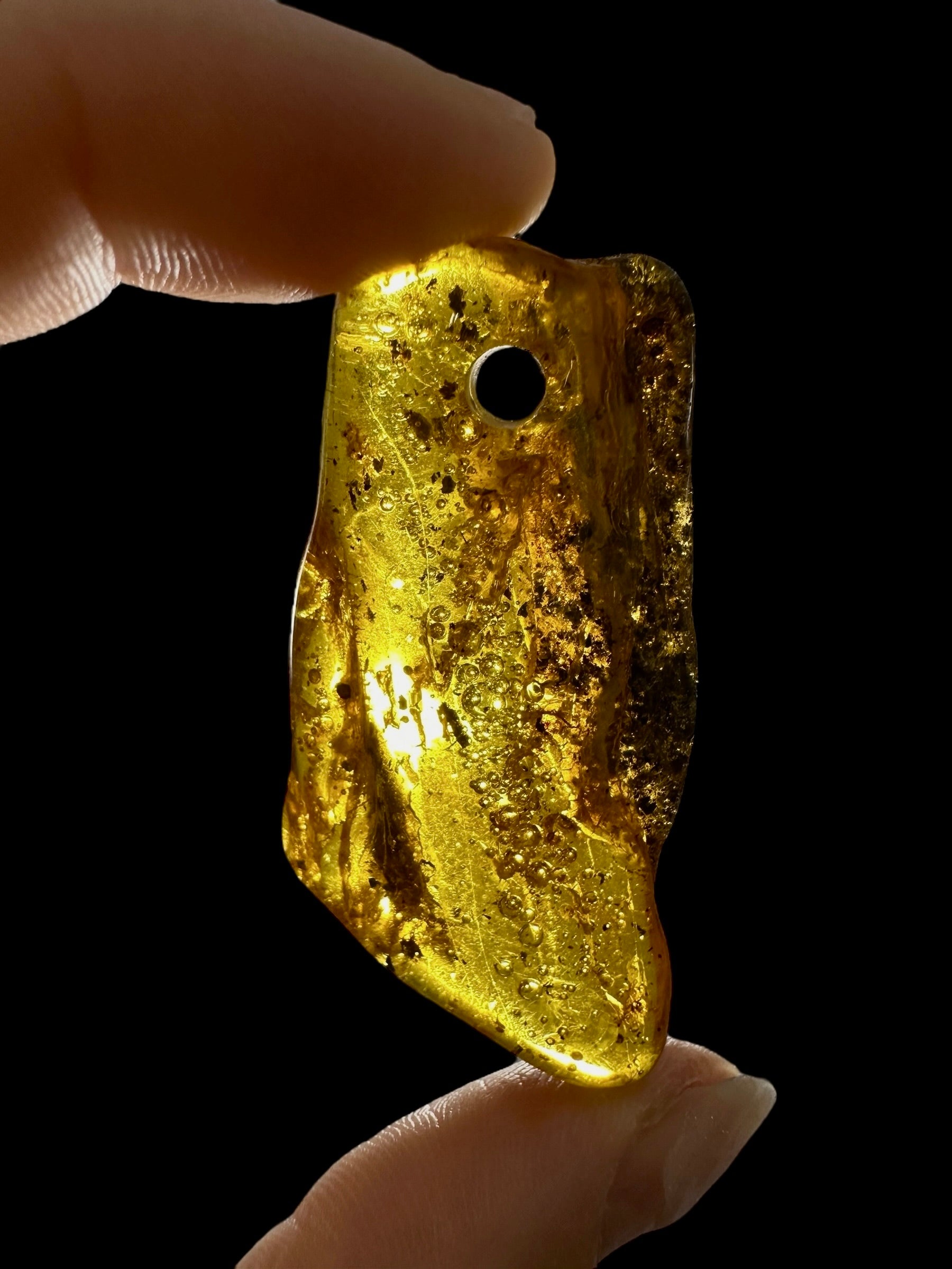 Amber with a drilled hole for hanging 7,8g – Lithuania - JND33