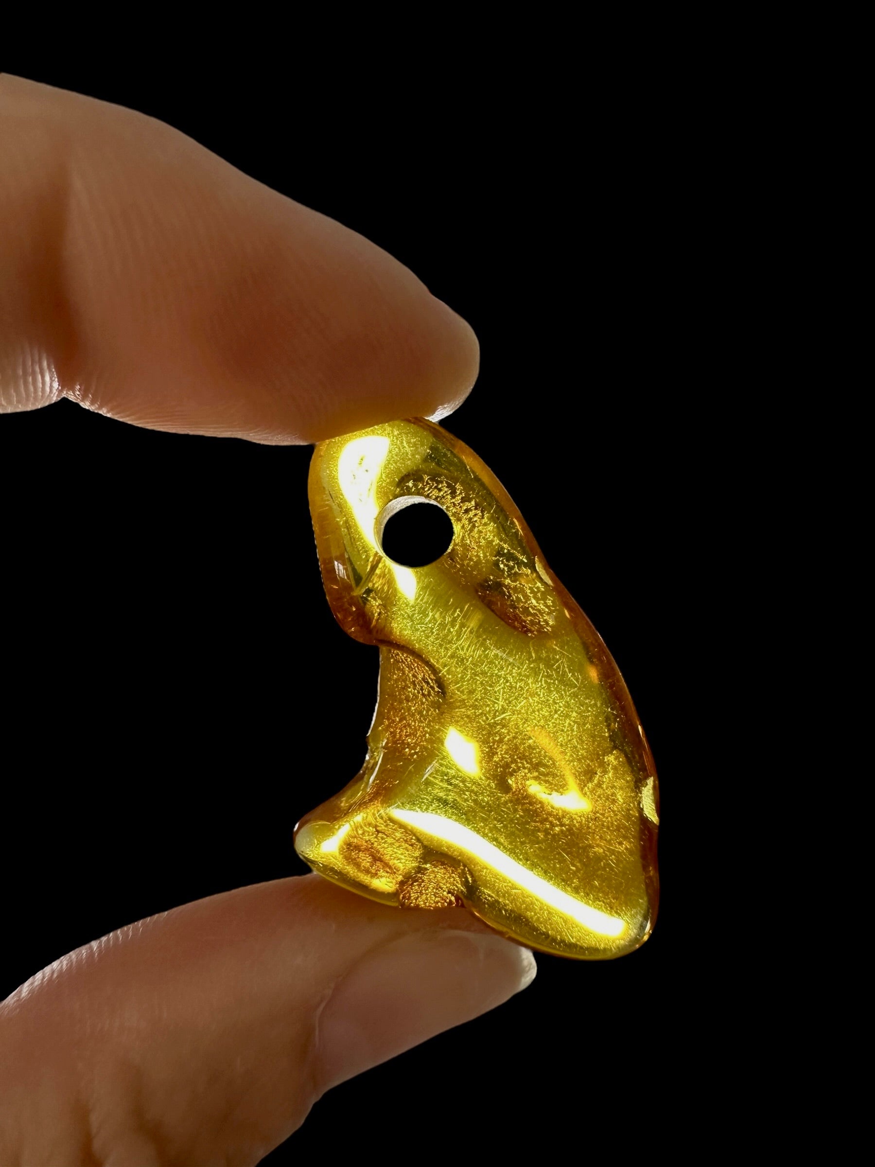Amber with a drilled hole for hanging 2,1g – Lithuania - JND39