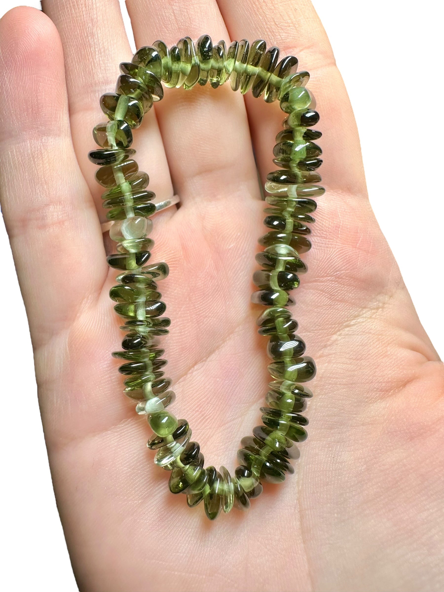 Bracelet made of tumbled moldavites