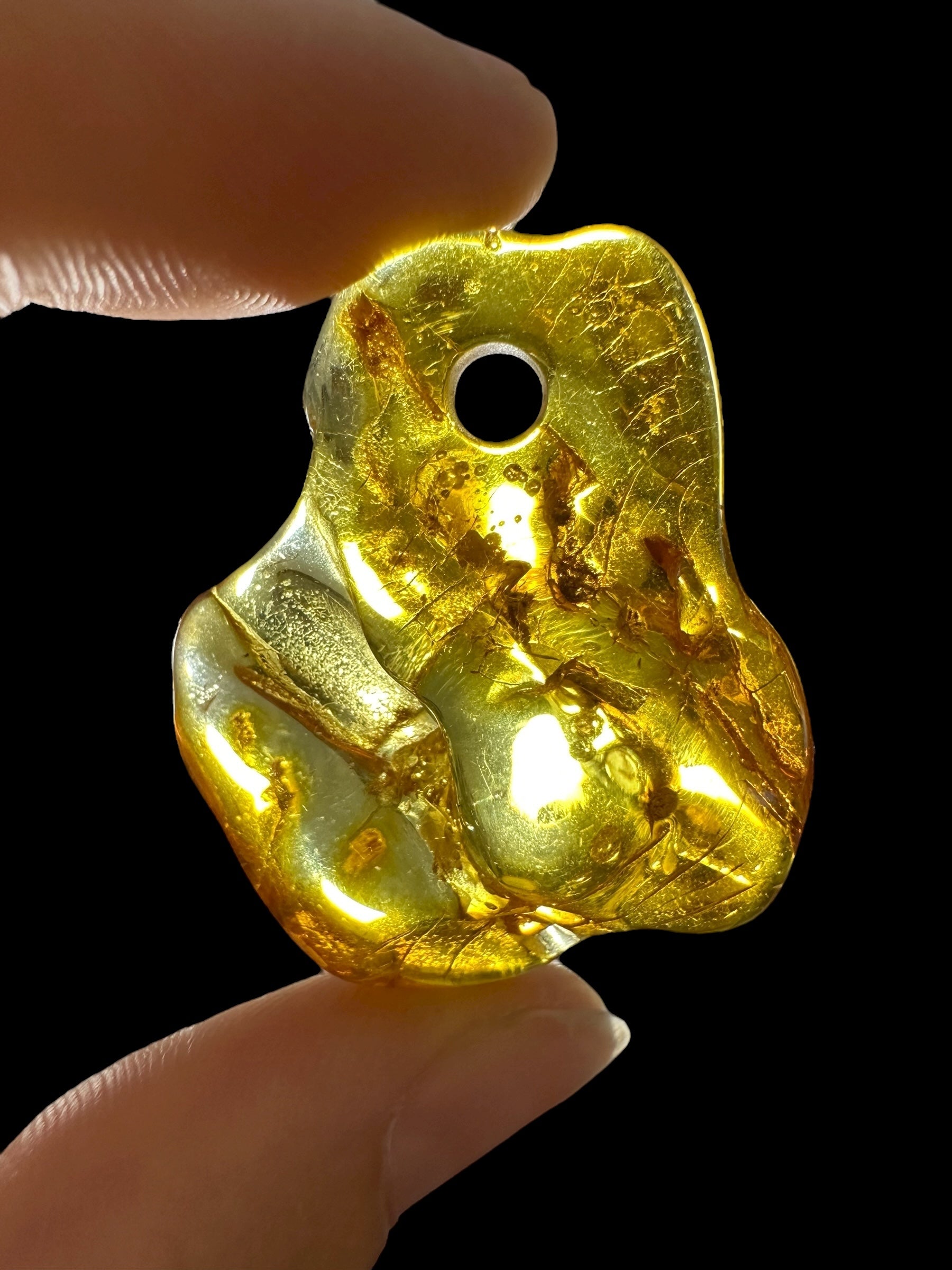 Amber with a drilled hole for hanging 4,4g – Lithuania - JND44