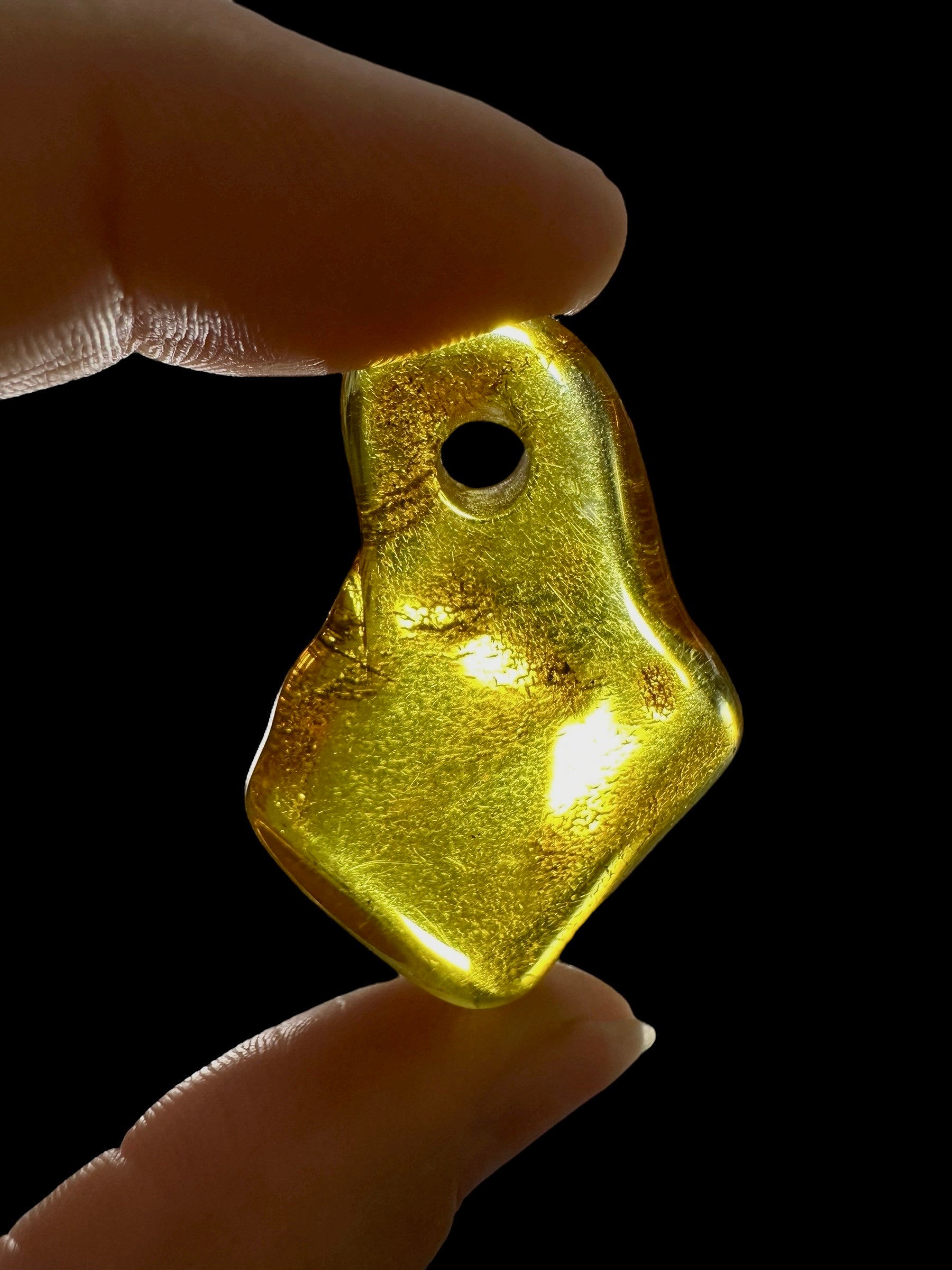 Amber with a drilled hole for hanging 3,7g – Lithuania - JND51