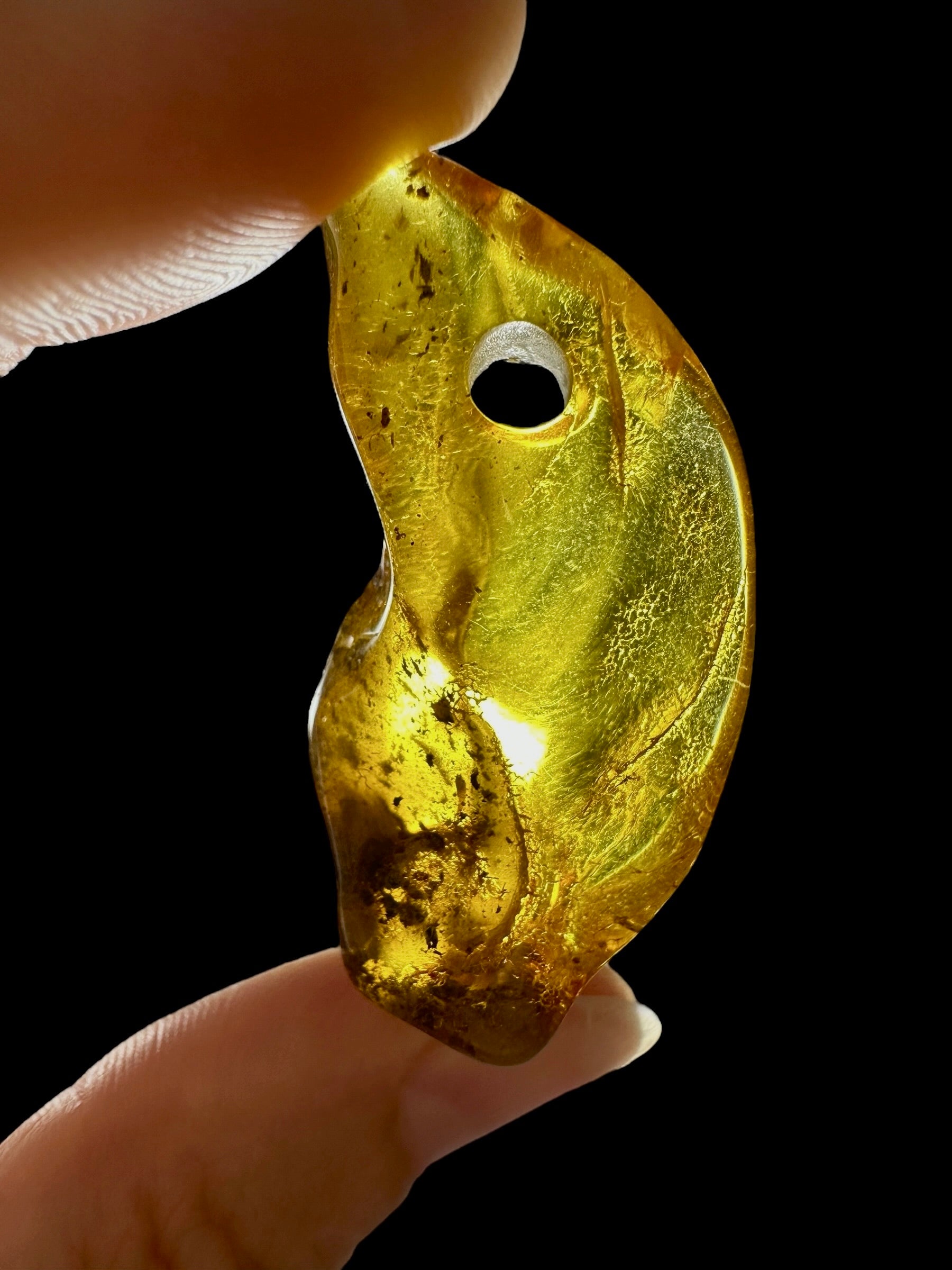 Amber with a drilled hole for hanging 4,4g – Lithuania - JND53