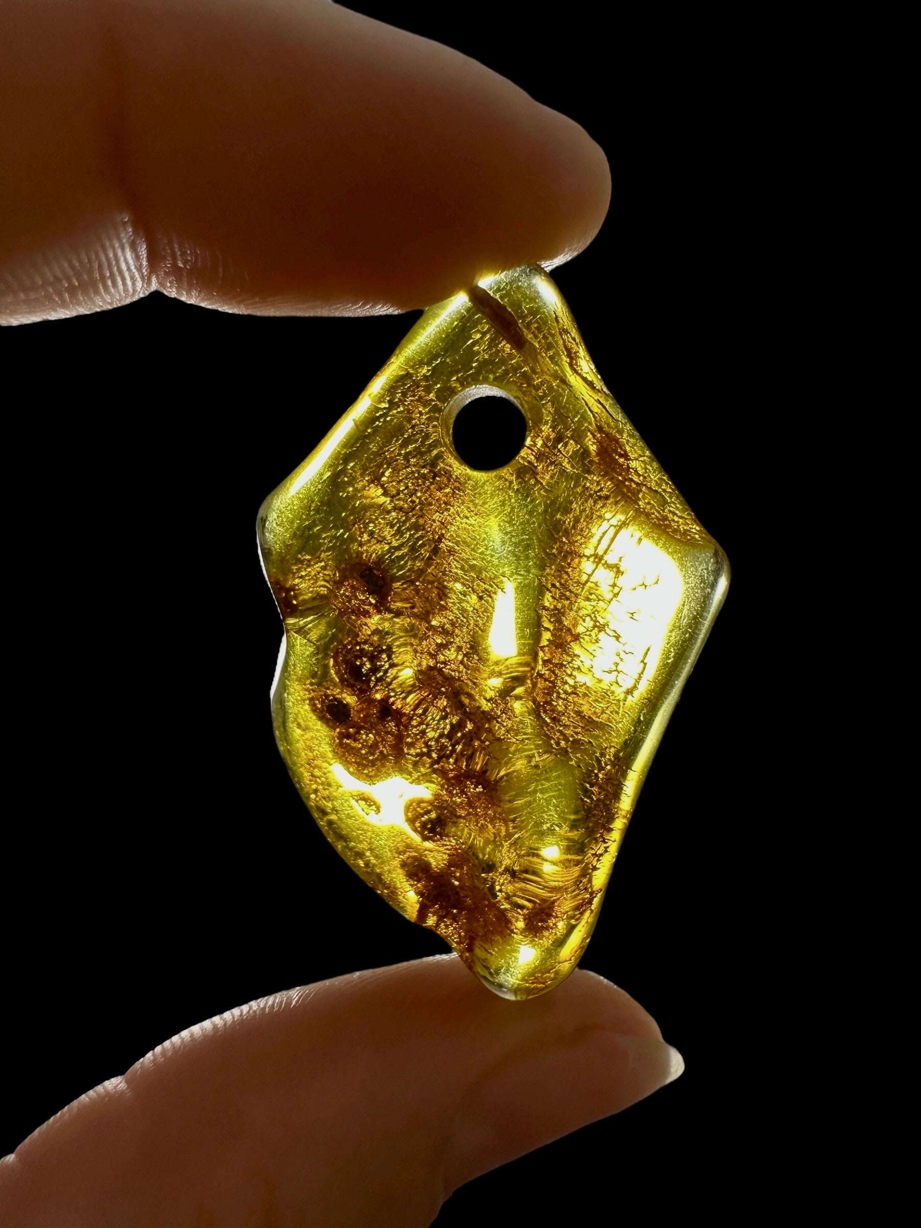 Amber with a drilled hole for hanging 3,9g – Lithuania - JND56